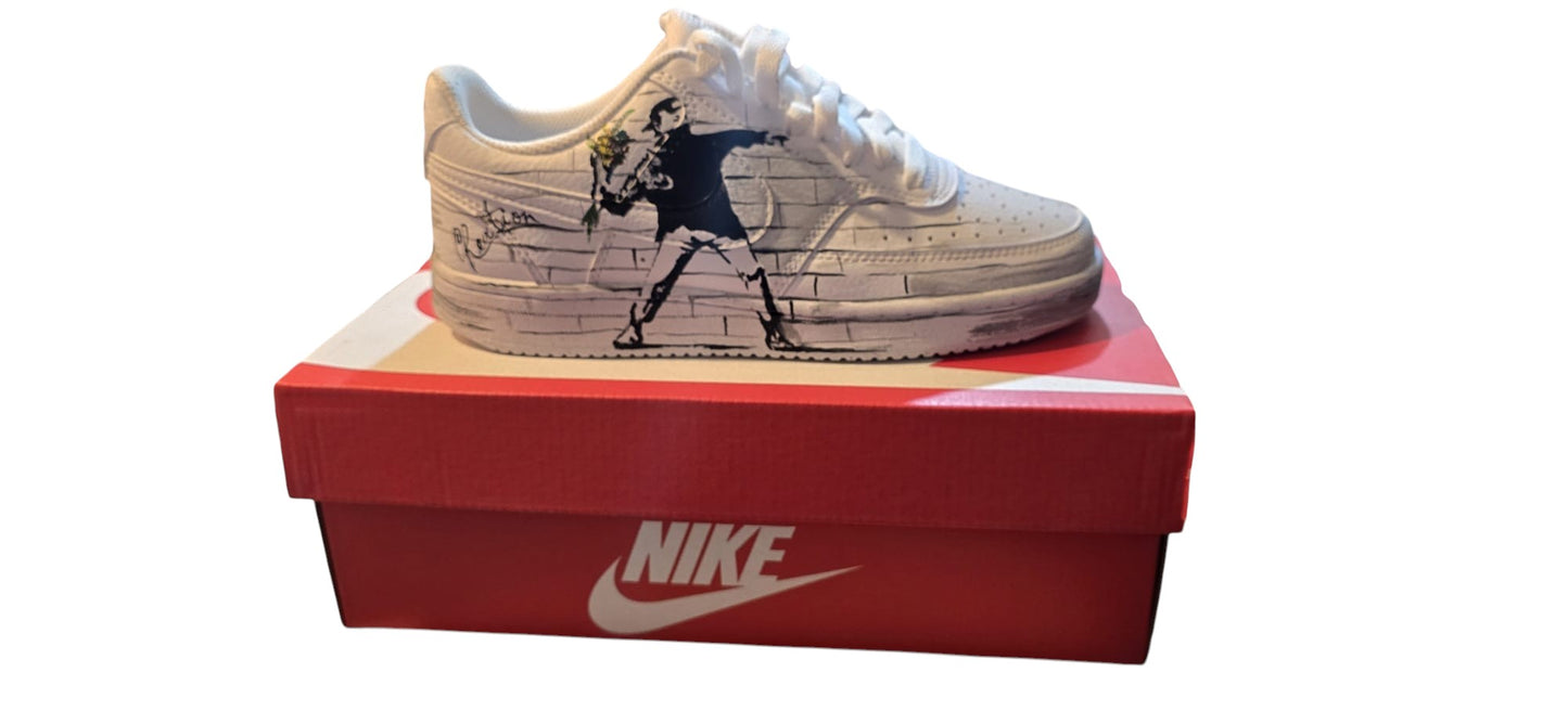 Scarpe Nike Dipinte a Mano – Ispirate a Banksy