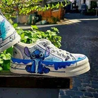 *Scarpe Dipinte a Mano – Tema Stitch* 🎨👟 Per chi ama l’arte e i personaggi iconici, queste scarpe personalizzate con Stitch, il simpatico protagonista del famoso cartone animato, sono il tocco perfetto per distinguersi! Ogni paio è interamente dipinto a mano con colori acrilici di alta qualità e sigillato per garantire resistenza e durata nel tempo. 🖌️ *Dettagli del prodotto:* - Scarpe personalizzate a mano - Tema: Stitch - Colori acrilici professionali + finitura protettiva - Possibilità di realizzare s