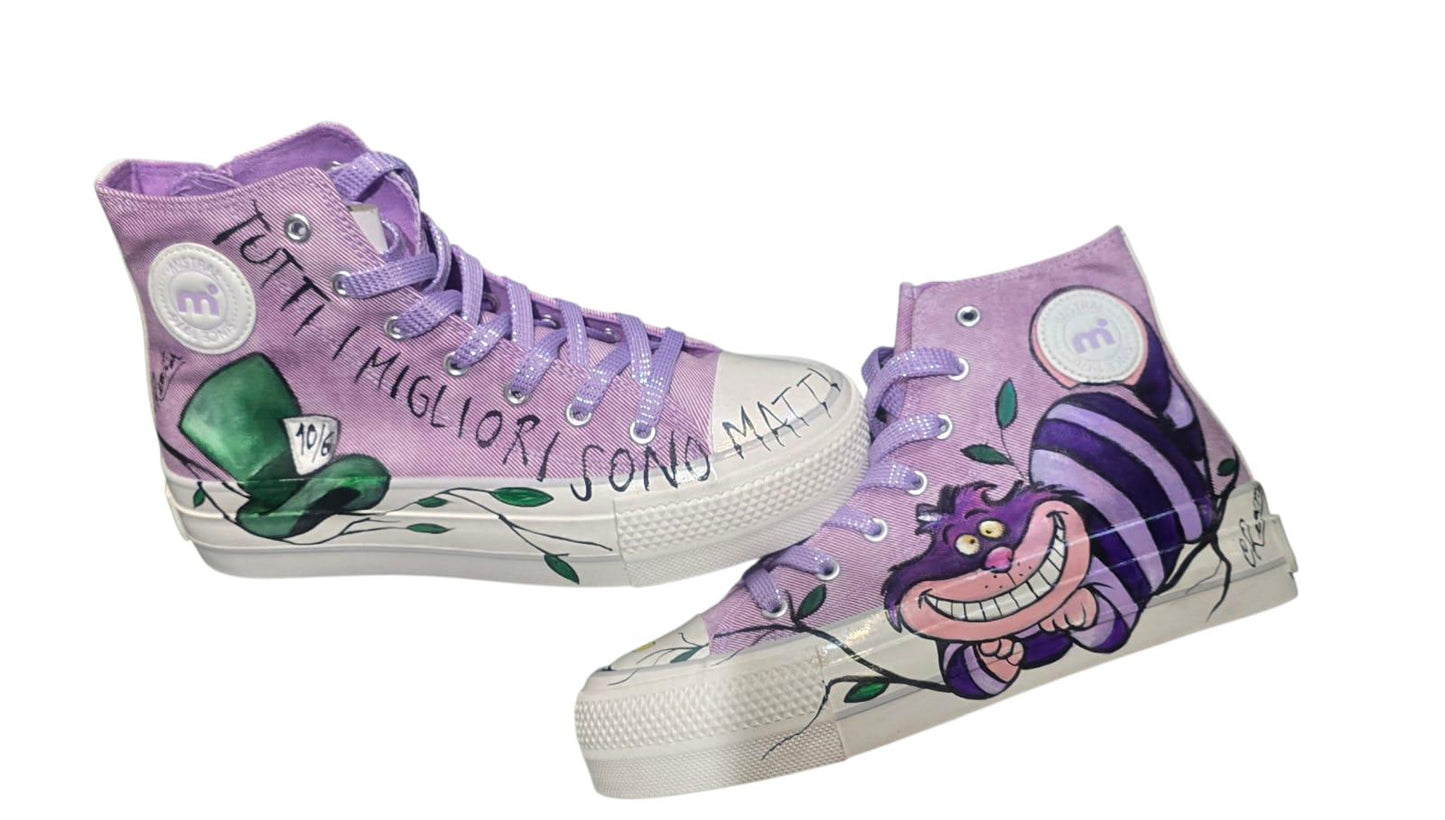 *Scarpe dipinte a mano – Soggetto principale: Stregatto 🐱🎨* Un paio di scarpe uniche e originali, interamente dipinte a mano con il celebre sorriso del "gatto più matto di sempre"! *Modello in foto:* Mistral – Numero 39 disponibile in pronta consegna. 👟 *Vuoi un’altra marca o un numero diverso?* Nessun problema! Su richiesta è possibile scegliere un altro tipo di scarpa: il prezzo verrà aggiornato in base al modello scelto. Essendo un prodotto artigianale, ogni scarpa è un pezzo unico. Potrebbero esserci