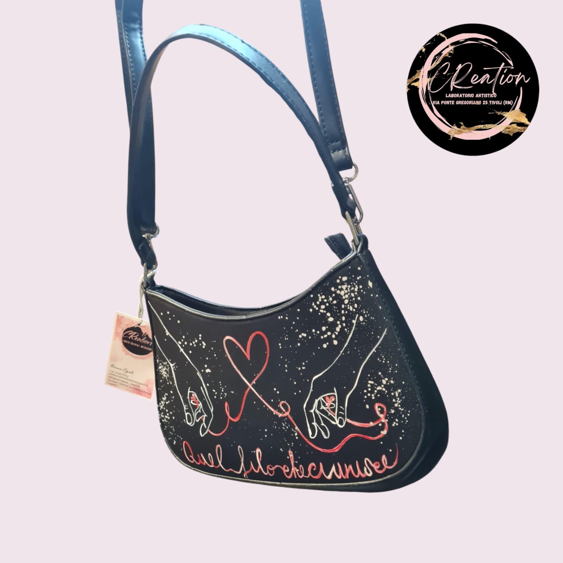 Borsa Dipinta a Mano - Due Mani Legate dal Filo Rosso - Leggenda Giapponese - Accessorio Unico e Significativo 🧩 *Coordinabile su richiesta:* È possibile ordinare *un portafoglio o un giacchetto perfettamente abbinato* con lo stesso stile e soggetto ! Descrizione: Scopri il fascino e la profondità della leggenda giapponese del "Filo Rosso del Destino" con questa borsa dipinta a mano, che racconta una storia di connessioni invisibili e destini intrecciati. Le due mani, legate da un filo rosso