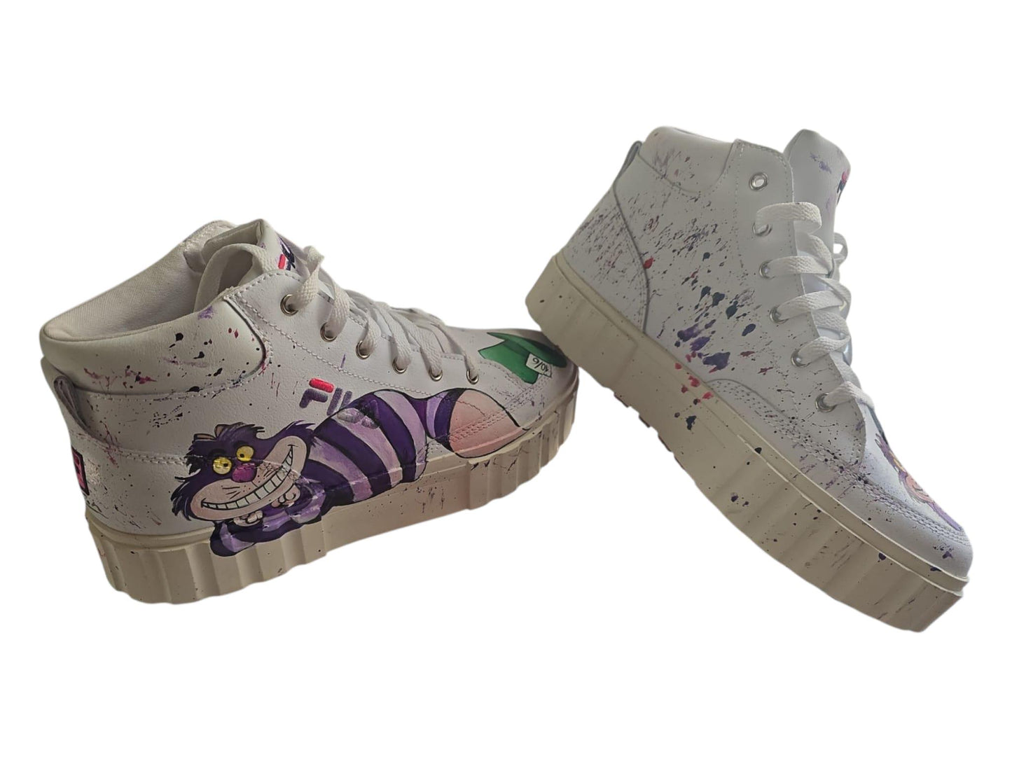 *Scarpe Fila Dipinte a Mano – Tema Stregatto di Alice 🐱✨* 🧩 *Coordinabile su richiesta:* È possibile ordinare *un portafoglio , una borsa o un giacchetto perfettamente abbinato* con lo stesso stile e soggetto ! Scarpe Fila alte dipinte interamente a mano con il celebre *Stregatto* di “Alice nel Paese delle Meraviglie