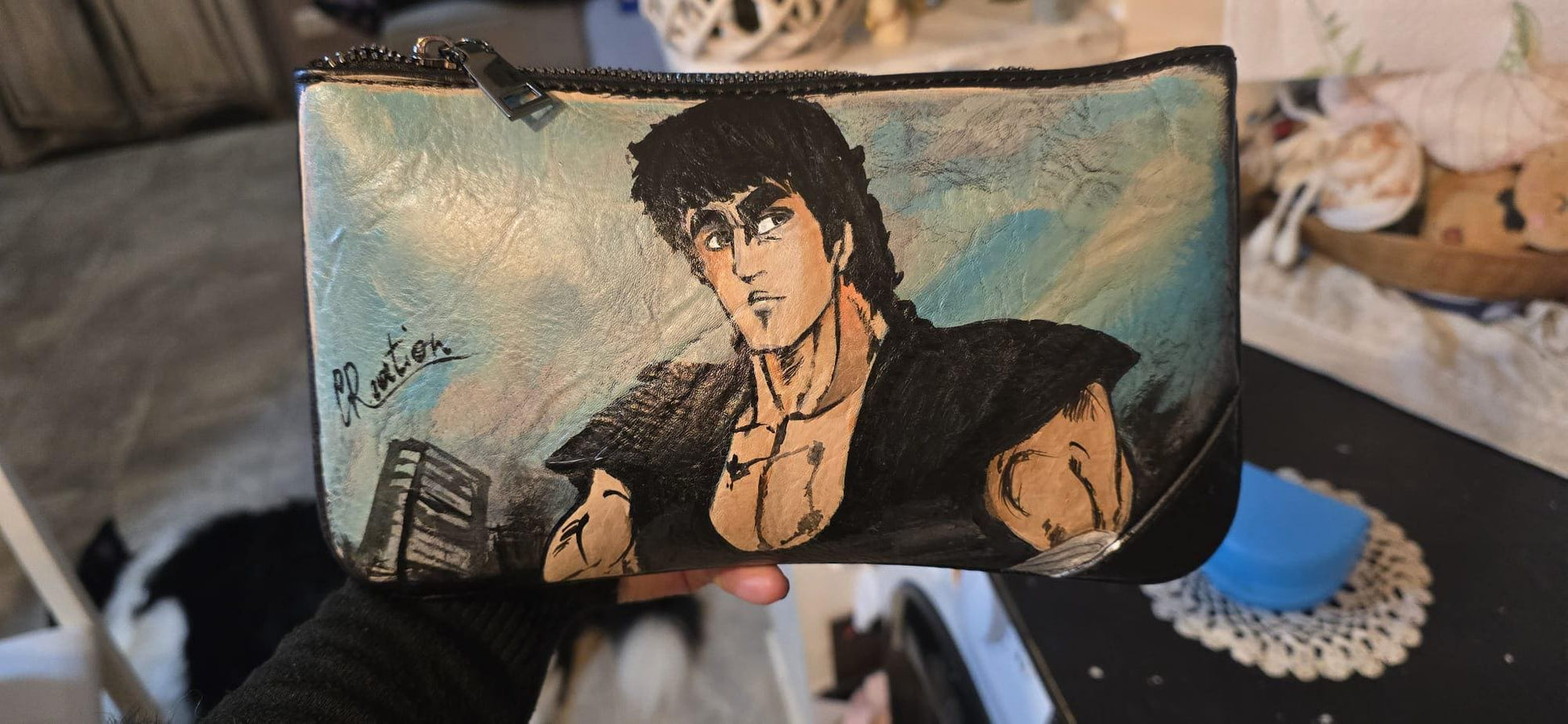 Pochette Uomo Dipinta a Mano 🎨 | Ken Shiro | Accessorio Unico e Originale --- *Descrizione:* Scopri la pochette uomo dipinta a mano ispirata al leggendario *Ken Shiro*! 💥 Ogni pezzo è unico, creato con cura artigianale per aggiungere un tocco di arte e stile alla tua quotidianità. Perfetta per chi ama distinguersi con un accessorio originale e di carattere.