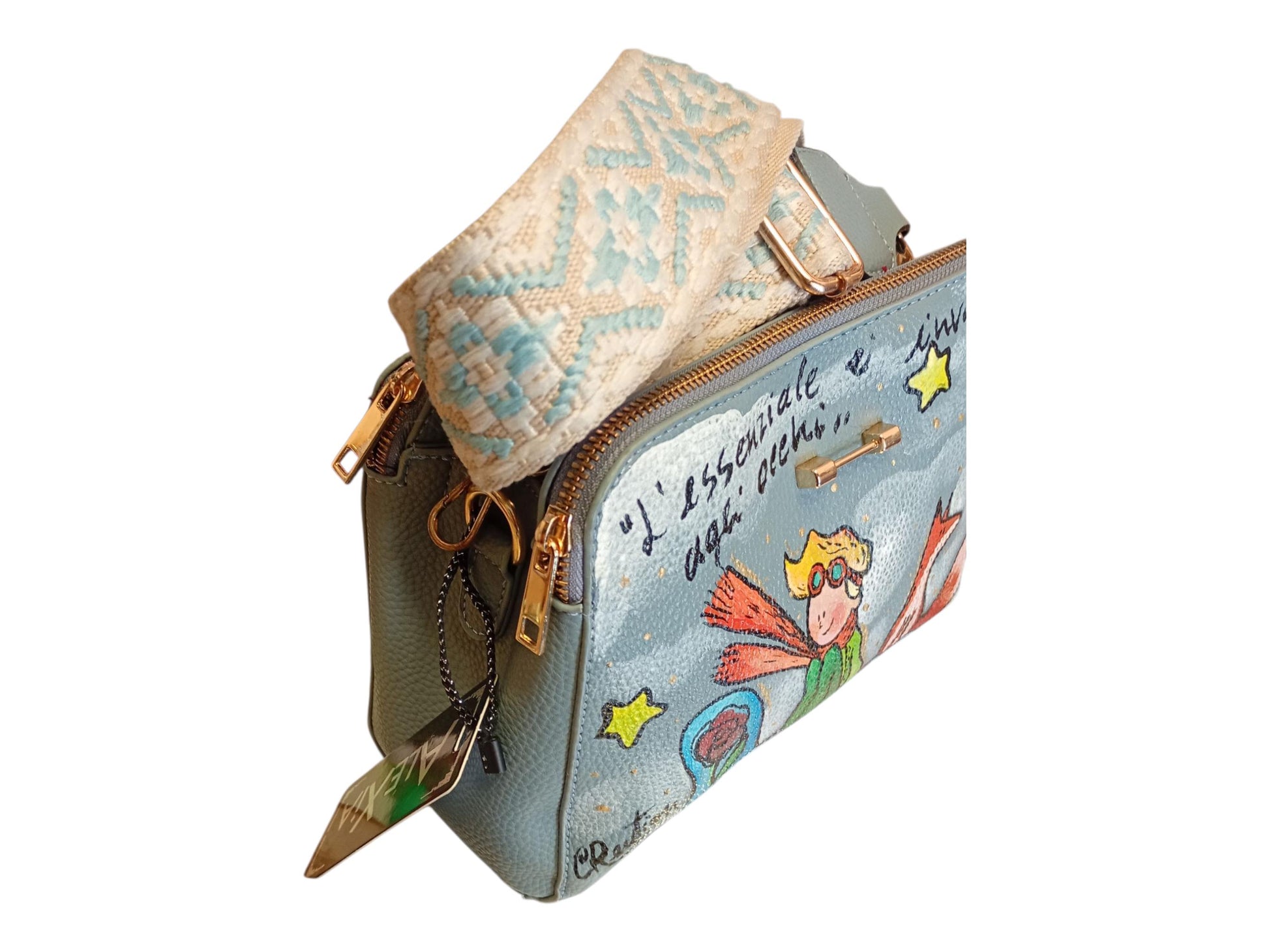 Borsa dipinta a mano – Il Piccolo Principe – Borsa artigianale unica personalizzata *Descrizione:* Borsa in *pelle/ecopelle* dipinta a mano con soggetto *Il Piccolo Principe*, uno dei personaggi più amati di sempre. Ogni borsa è realizzata con *colori acrilici professionali*, resistenti nel tempo e pensati per accompagnarti ogni giorno con un tocco artistico e poetico.