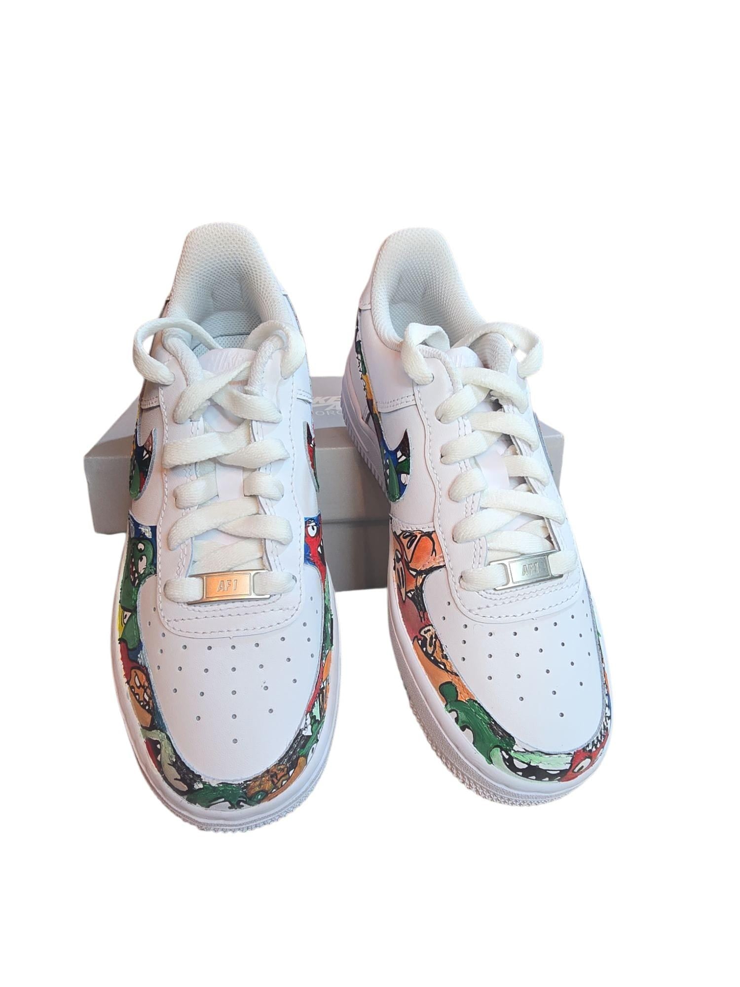 👟 Nike Air Force 1 Dipinte a Mano – Tema Mostriciattoli Colorati 🎨👾 Un’esplosione di colori, stile e originalità! Queste *Nike Air Force 1* sono *dipinte interamente a mano* con un disegno unico di *mostriciattoli cartoon*, perfette per chi ama distinguersi e portare ai piedi un’opera d’arte. Ogni dettaglio è curato con precisione artigianale. 🎨✨ 🧩 *Coordinabile su richiesta:* È possibile ordinare *un portafoglio , una borsa o un giacchetto perfettamente abbinato* con lo stesso stile e soggetto ! 