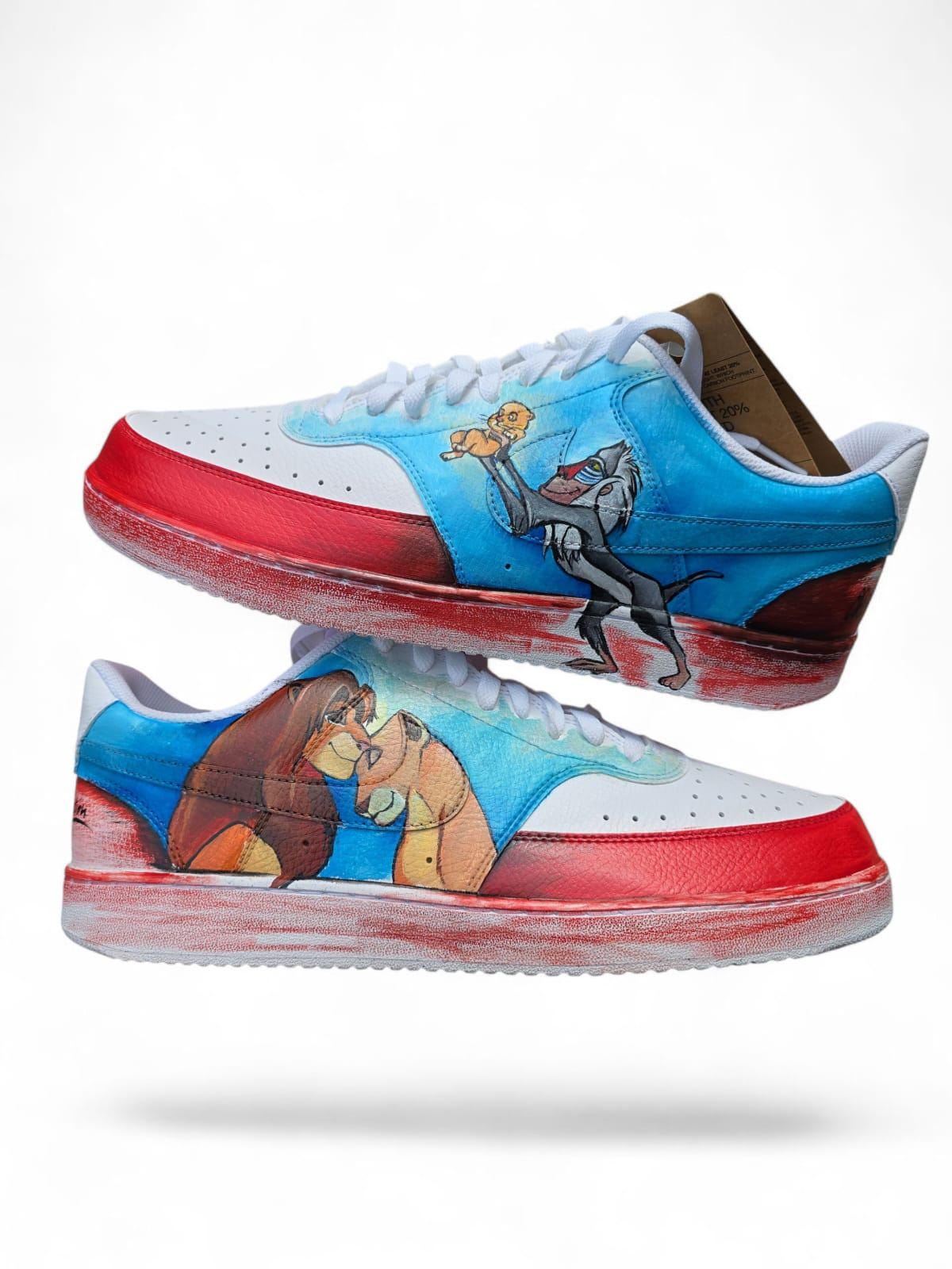 Scarpe Nike dipinte a mano • Il Re Leone e Nala • Scarpe personalizzate unisex • Arte su scarpe • Coordinato disponibile *Descrizione:* 🎨 Scarpe uniche dipinte a mano con soggetto principale *Il Re Leone* e la sua compagna Nala, tratte dal celebre cartone animato amato da generazioni. 👟 Modello Nike unisex, realizzabile su richiesta in *tutte le taglie*, uomo o donna. 🖌️ Ogni paio è un pezzo unico, realizzato con *colori acrilici professionali* resistenti all'acqua e al tempo, su *scarpe originali di alt
