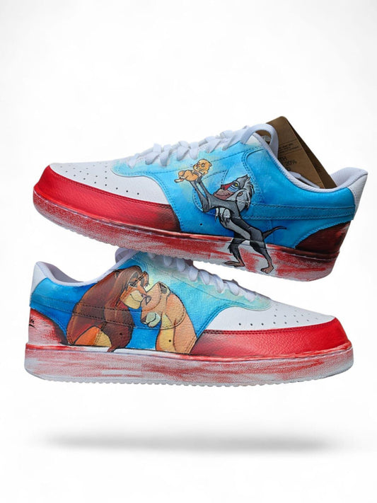 Scarpe Nike dipinte a mano • Il Re Leone e Nala • Scarpe personalizzate unisex • Arte su scarpe • Coordinato disponibile *Descrizione:* 🎨 Scarpe uniche dipinte a mano con soggetto principale *Il Re Leone* e la sua compagna Nala, tratte dal celebre cartone animato amato da generazioni. 👟 Modello Nike unisex, realizzabile su richiesta in *tutte le taglie*, uomo o donna. 🖌️ Ogni paio è un pezzo unico, realizzato con *colori acrilici professionali* resistenti all'acqua e al tempo, su *scarpe originali di alt