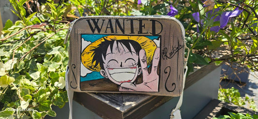 *Borsa Dipinta a Mano – Rubber Cappello di Paglia (One Piece) 🏴☠️🎨* Un accessorio unico per veri fan di One Piece! Questa *borsa in ecopelle dipinta a mano* ha come soggetto principale *Rubber (Luffy)* con il suo iconico *cappello di paglia*, simbolo di libertà e avventura. Realizzata con *colori acrilici professionali*, ogni borsa è un pezzo artigianale unico, perfett