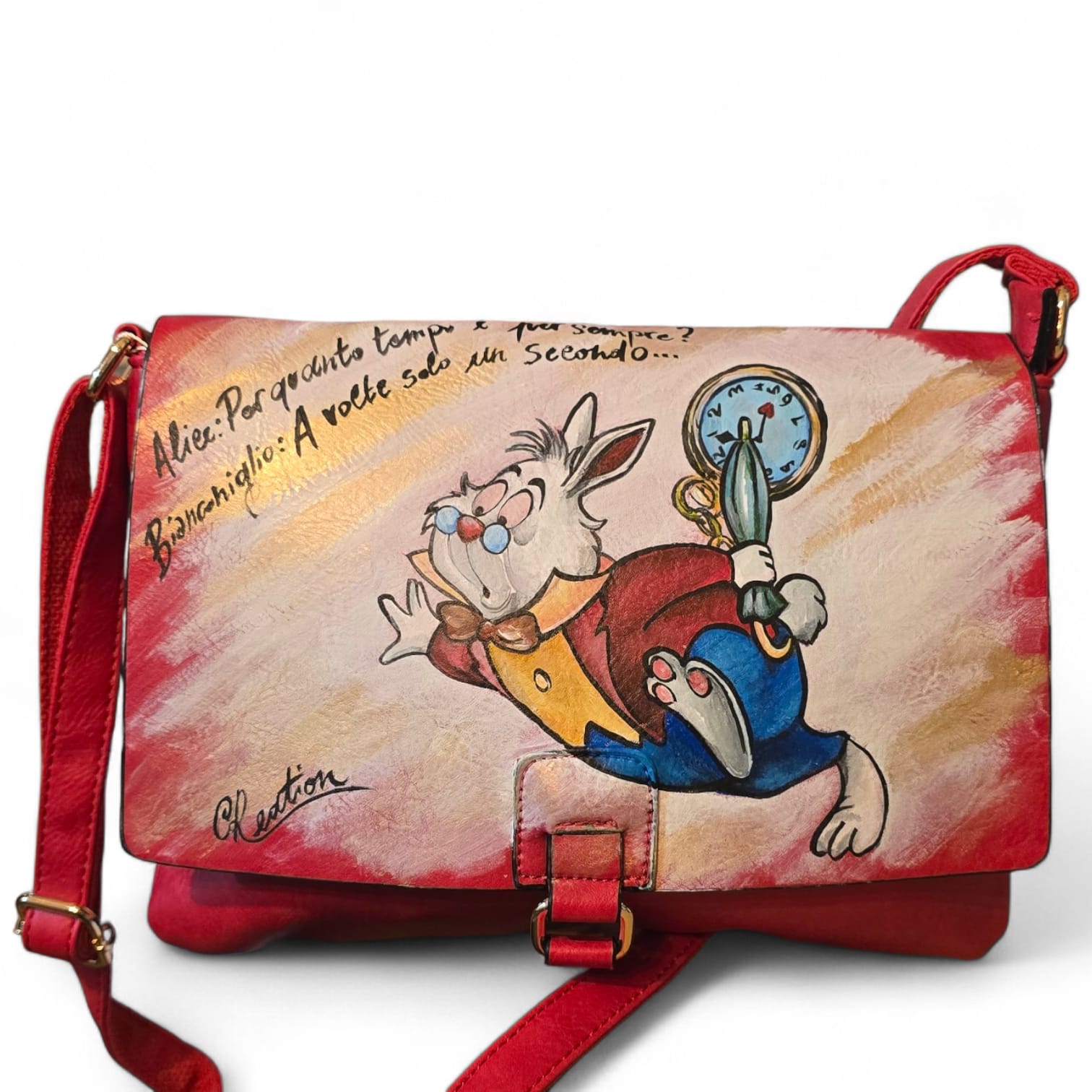 Porta con te la magia del classico &nbsp;con questa borsa in ecopelle, dipinta interamente a mano. Il protagonista è il Bianconiglio, l'iconico personaggio sempre di corsa, riprodotto con cura nei dettagli per chi ama il mondo delle favole e gli accessori che raccontano una storia.