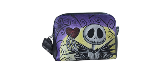 Porta con te il fascino del Re di Halloween con questa borsa in ecopelle, dipinta interamente a mano. Il protagonista è Jack Scheletron, l'iconico personaggio della Città di Halloween, riprodotto con cura nei dettagli per chi ama le atmosfere gotiche e gli accessori che raccontano una storia.
