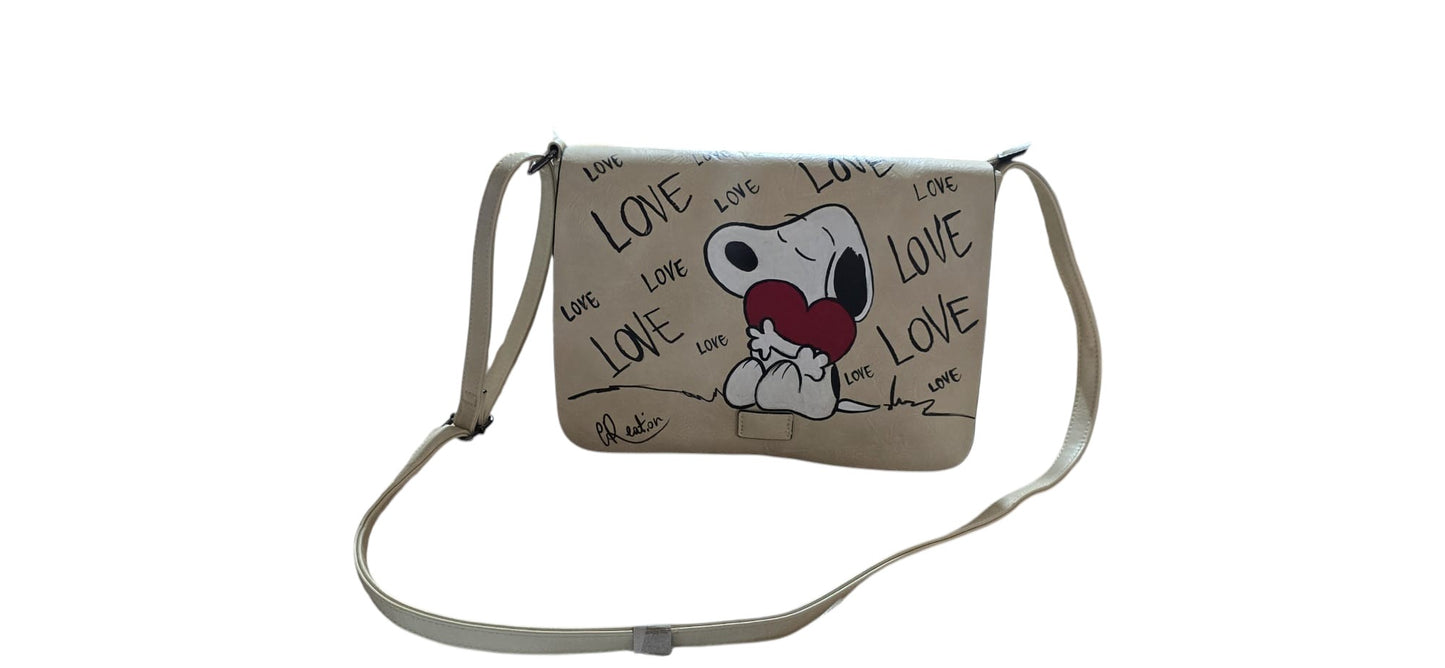 Borsa Dipinta a Mano – La Magia di Snoopy sempre con te! 🐾🎨
Aggiungi un tocco di allegria e nostalgia al tuo outfit con questa splendida borsa dipinta a mano dedicata a Snoopy! Che sia appoggiato sulla sua cuccia rossa o in compagnia del piccolo Woodstock, lo stile inconfondibile del bracchetto più famoso del mondo renderà il tuo accessorio unico e irresistibile.
