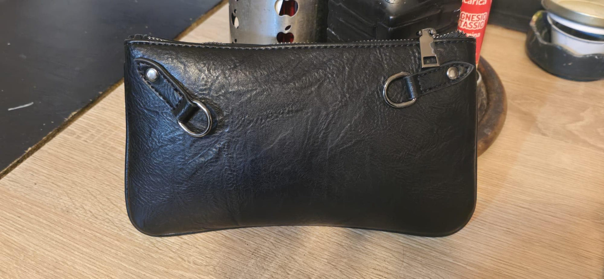 Pochette Uomo Dipinta a Mano 🎨 | Ken Shiro | Accessorio Unico e Originale --- *Descrizione:* Scopri la pochette uomo dipinta a mano ispirata al leggendario *Ken Shiro*! 💥 Ogni pezzo è unico, creato con cura artigianale per aggiungere un tocco di arte e stile alla tua quotidianità. Perfetta per chi ama distinguersi con un accessorio originale e di carattere.