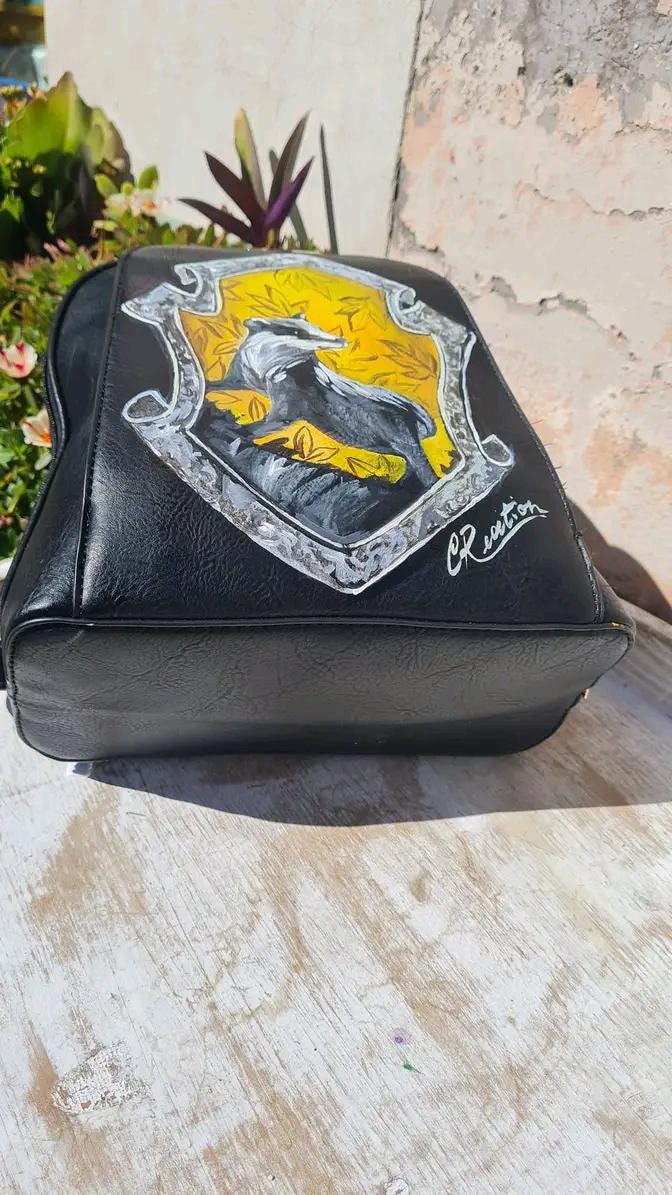 Zaino Dipinto a Mano - Tasso Rosso Hogwarts | Ispirato a Harry Potter ✨ Prodotto unico e fatto a mano! ✨ 🧩 *Coordinabile su richiesta:* È possibile ordinare *un portafoglio o un giacchetto perfettamente abbinato* con lo stesso stile e soggetto ! Se sei un vero fan del mondo magico di Harry Potter e appartieni fieramente alla casa Tassorosso, questo zaino è perfetto per te!