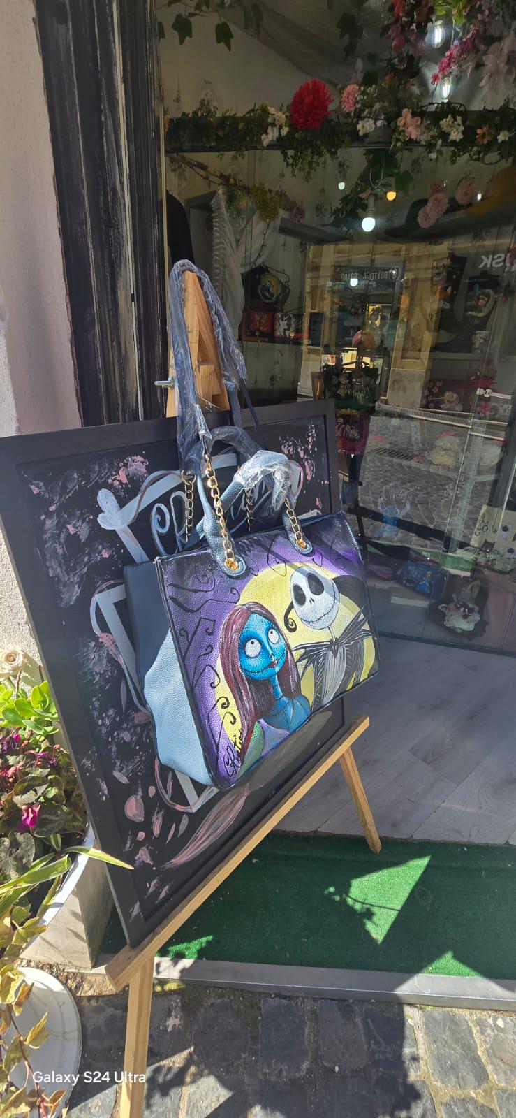 *Borsa Dipinta a Mano – Jack e Sally di Nightmare Before Christmas 🎃* 🧩 *Coordinabile su richiesta:* È possibile ordinare *un portafoglio o un giacchetto perfettamente abbinato* con lo stesso stile e soggetto ! Aggiungi un tocco di *magia gotica* e *romanticismo oscuro* al tuo look con questa *borsa dipinta a mano* che celebra i leggendari protagonisti di *Nightmare Before Christmas*: *Jack Skellington* e *Sally*! 🎨✨ Ogni borsa è realizzata con *colori acrilici di alta qualità* su *ecopelle resistente*, 