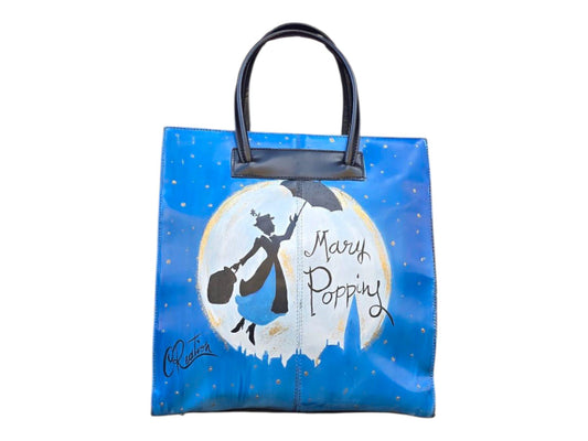 *Borsa blu dipinta a mano – Mary Poppins sotto la luna ✨☂️* 🧩 *Coordinabile su richiesta:* È possibile ordinare *un portafoglio o un giacchetto perfettamente abbinato* con lo stesso stile e soggetto ! Borsa rigida in ecopelle blu con manici corti neri, decorata interamente a mano con l’iconica silhouette di *Mary Poppins* in volo davanti alla luna. Un accessorio magico e senza tempo, ideale per chi ama distinguersi con stile e originalità. 🎨 *Dettagli:* - Ecopelle blu lucida