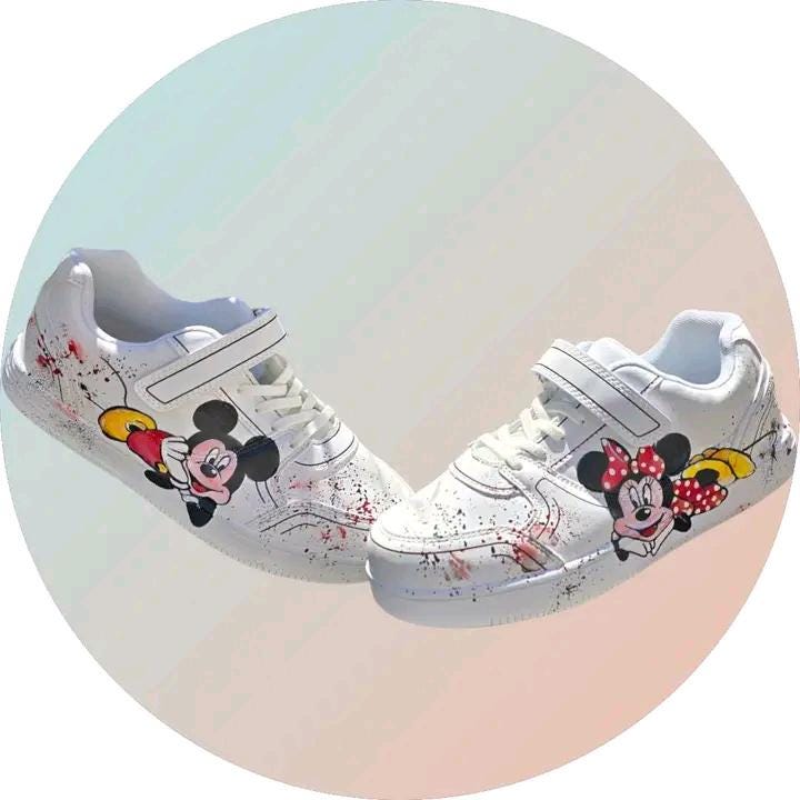 ❤️ Scarpe Bata Dipinte a Mano – Minnie &amp; Topolino 🎨👟 🧩 *Coordinabile su richiesta:* È possibile ordinare *un portafoglio , una borsa o un giacchetto perfettamente abbinato* con lo stesso stile e soggetto