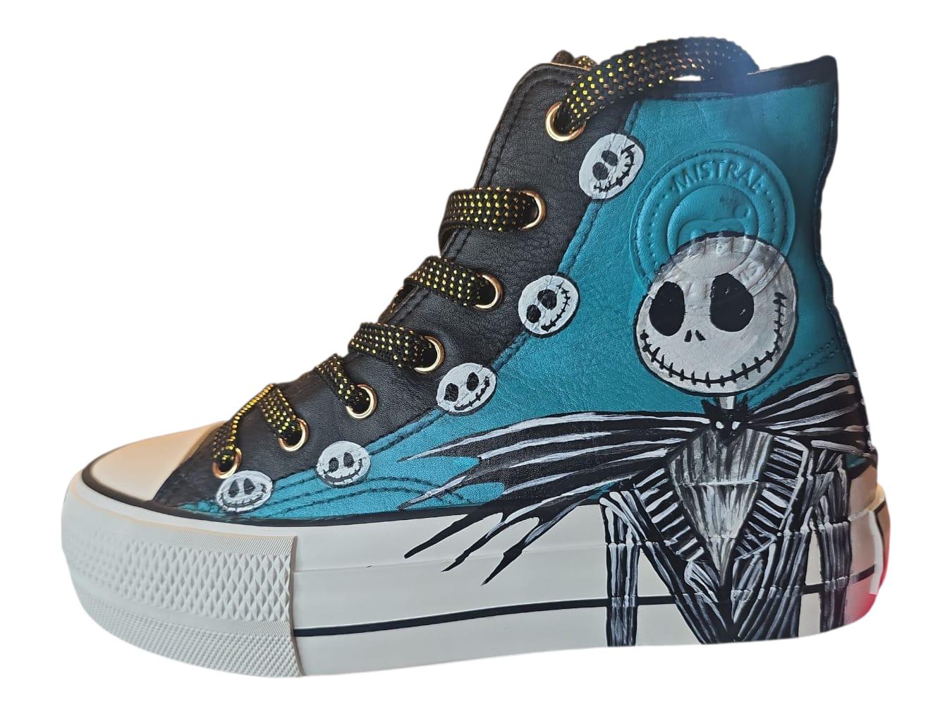 Scarpe dipinte a mano: Jack &amp; Sally (Nightmare Before Christmas)* Scarpe dipinte interamente a mano con soggetto ispirato a Jack e Sally, i celebri protagonisti del mondo incantato e gotico di "Nightmare Before Christmas". Un design artistico e curato nei minimi dettagli, perfetto per chi ama l’atmosfera magica e fuori dal comune di questa storia. 🖌️ *Pezzo unico* realizzato artigianalmente 🎨 Personalizzabile su richiesta (personaggi, nomi, frasi) 👟 Modello in pronta consegna: numero 38 📩 Contattami