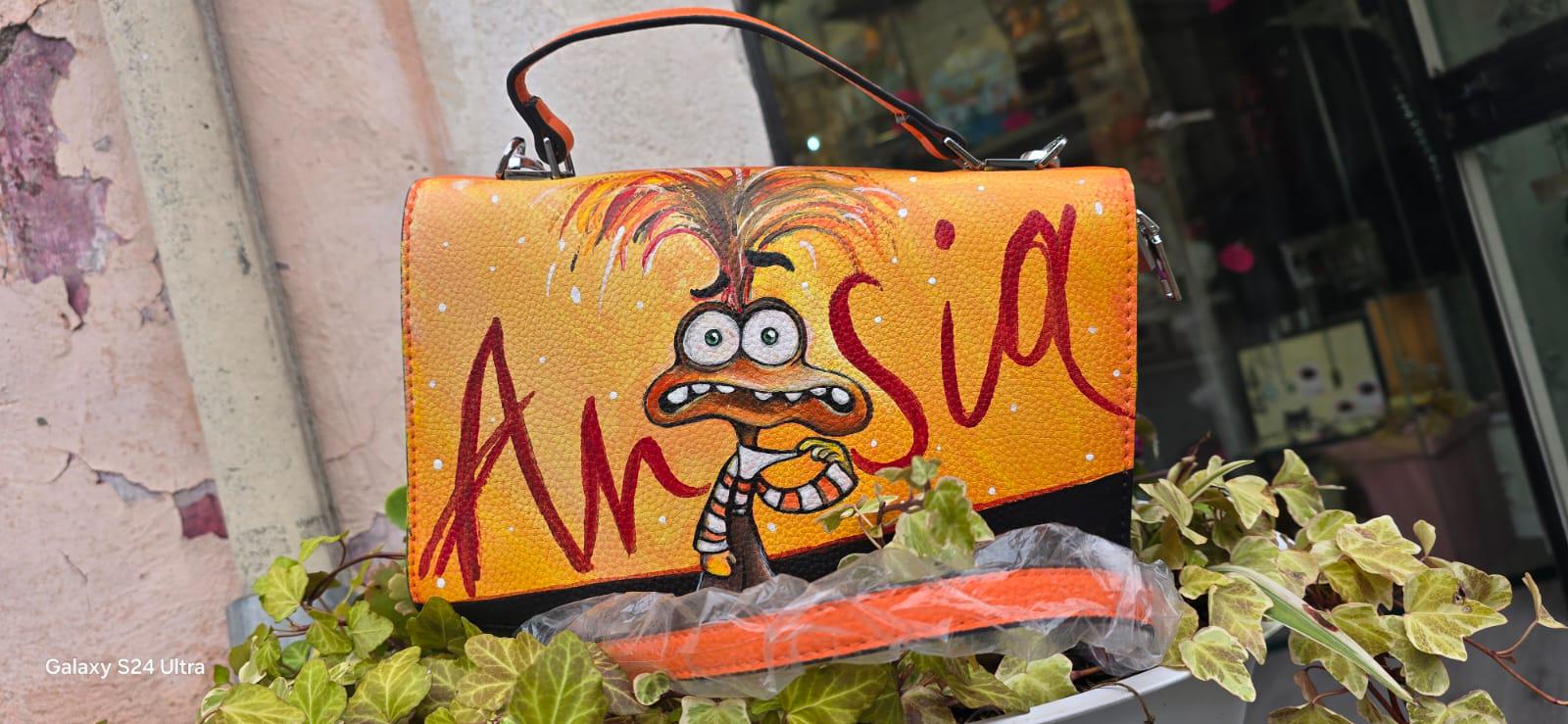  Il protagonista è Ansia, il personaggio iconico di Inside Out, perfettamente riprodotto per chi ama il mondo dell’animazione e gli accessori unici. 📌 Dettagli Prodotto: ✔ Pezzo unico: Il prodotto in foto è stato venduto, ma verrà realizzato con lo stesso design su una borsa molto simile ✔ Materiale: Ecopelle ✔ Tecnica: Pittura acrilica a mano ✔ Lavabile in lavatrice fino a 40° ✔ Tempi di realizzazione: Se non disponibile in pronta consegna, sarà realizzata in 2 giorni lavorativi ✔ Pezzo unico: Il prodotto