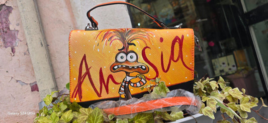  Il protagonista è Ansia, il personaggio iconico di Inside Out, perfettamente riprodotto per chi ama il mondo dell’animazione e gli accessori unici. 📌 Dettagli Prodotto: ✔ Pezzo unico: Il prodotto in foto è stato venduto, ma verrà realizzato con lo stesso design su una borsa molto simile ✔ Materiale: Ecopelle ✔ Tecnica: Pittura acrilica a mano ✔ Lavabile in lavatrice fino a 40° ✔ Tempi di realizzazione: Se non disponibile in pronta consegna, sarà realizzata in 2 giorni lavorativi ✔ Pezzo unico: Il prodotto