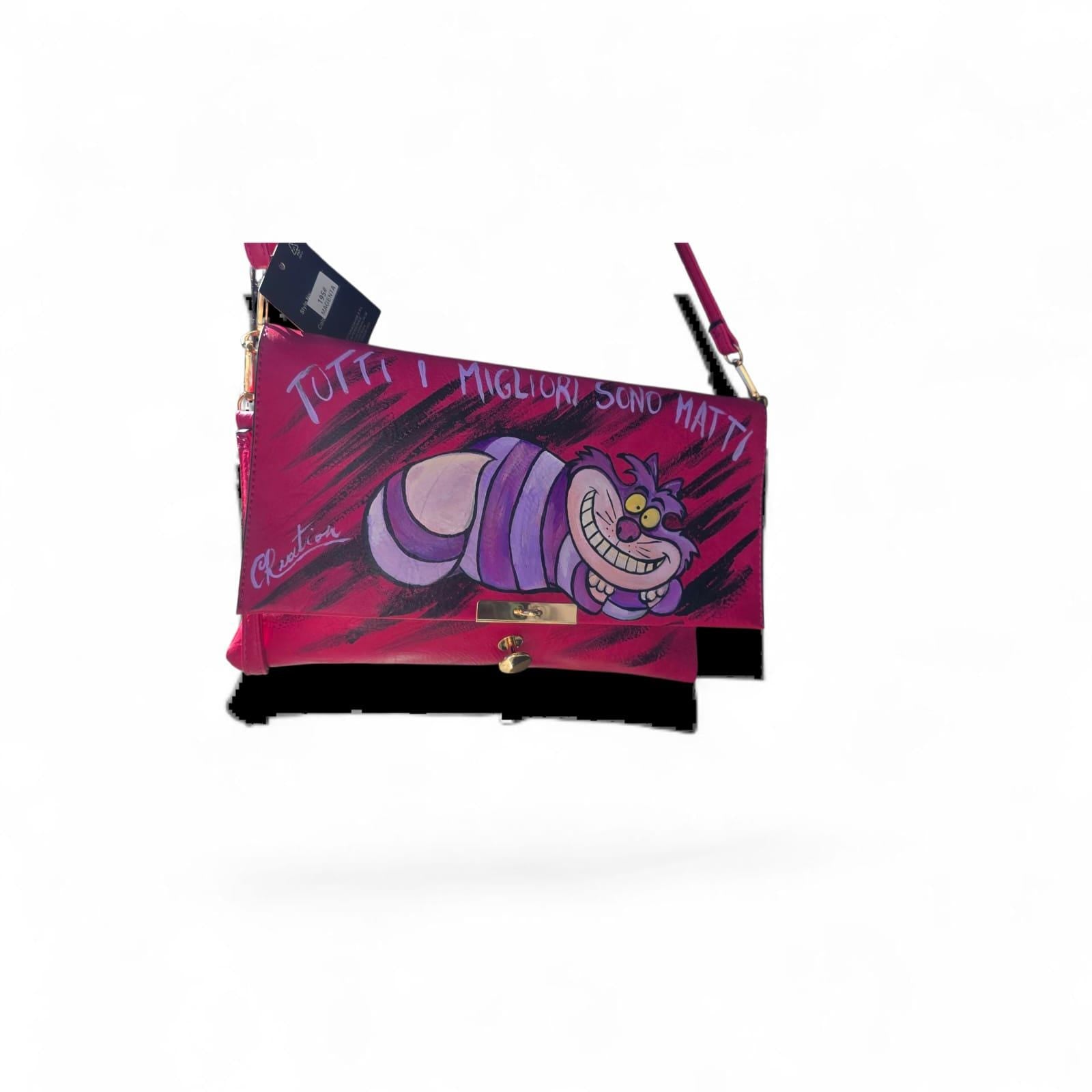 "Borsa Stregatto Alice nel Paese delle Meraviglie in Ecopelle | Dipinta a Mano | Lavabile fino a 40°C" 🧩 *Coordinabile su richiesta:* È possibile ordinare *un portafoglio o un giacchetto perfettamente abbinato* con lo stesso stile e soggetto ! Descrizione: Questa borsa unica nel suo genere è ispirata al famoso Stregatto di "Alice nel Paese delle Meraviglie". Ogni borsa è dipinta a mano con colori acrilici di alta qualità su morbida