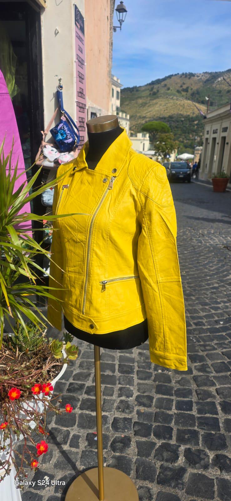 *✨ Giacchetto Dipinto a Mano – Il Piccolo Principe ✨* Taglia: *L* Materiale: *Ecopelle/Pelle di alta qualità* Tecnica: *Colori acrilici professionali resistenti a usura e intemperie* Porta con te la poesia e la magia del Piccolo Principe 👑🌹 con questo *giacchetto unico nel suo genere*, interamente *dipinto a mano* con cura artigianale. Il soggetto principale è *Il Piccolo Principe* accompagnato da una *frase iconica* tratta dal celebre racconto che ha toccato il cuore di generazioni. 🎨 Ogni pezzo è *unic