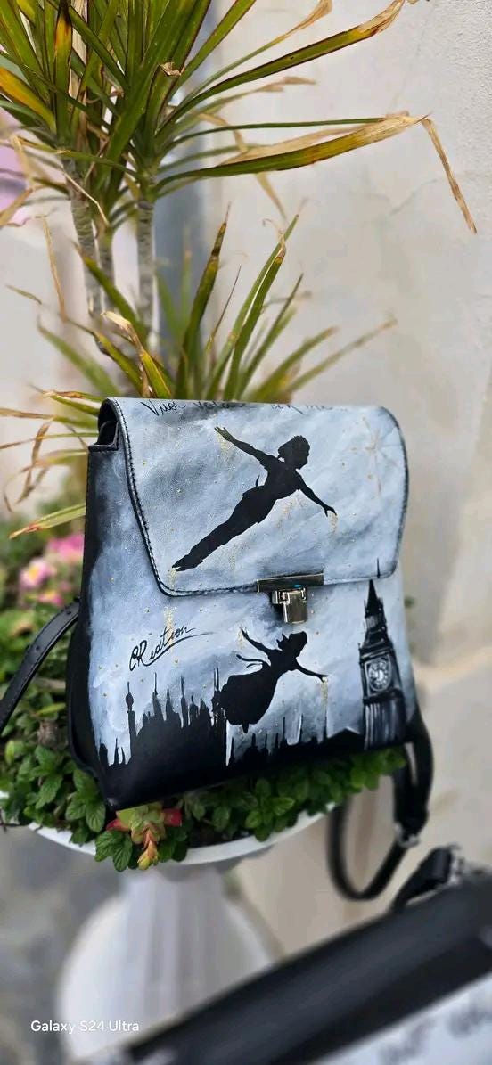 Stivale Dipinto a Mano con Personaggi di Peter Pan - Solo chi sogna può volare + Promo Stivale + Borsa Coordinata Aggiungi un tocco di magia al tuo look con questi stivali dipinti a mano, ispirati al mondo incantato di Peter Pan! Ogni paio è realizzato con cura e dettagli, con due personaggi di Peter Pan che volano nel cielo, accompagnati da uno sfondo mozzafiato. La frase "Solo chi sogna può volare" rende questo prodotto ancora più speciale, perfetto per chi ama sognare e vivere ogni giorno come una nuova 