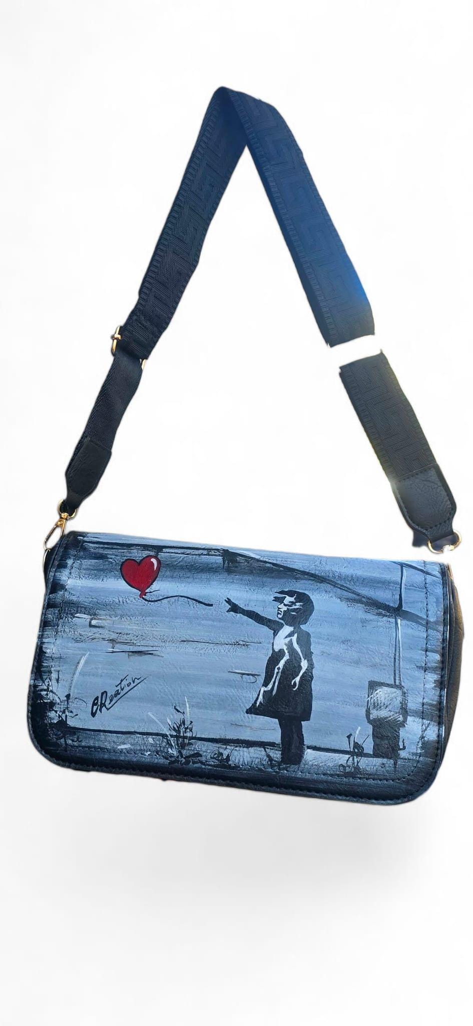 *Borsa dipinta a mano – Ispirata a Banksy 🎈* Soggetto principale: *Bambina con il palloncino a forma di cuore*, una delle opere più iconiche dell’artista Banksy, reinterpretata a mano su una borsa unica. Questa borsa non è solo un accessorio, ma un vero e proprio pezzo d’arte da indossare: ogni dettaglio è realizzato con cura e passione, su base in ecopelle/pelle.