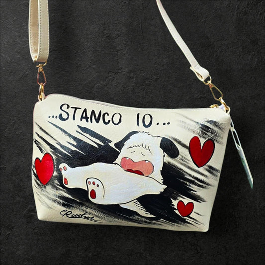 🐶 Borsa Dipinta a Mano Hello Spank - Shopper Cartoon Vintage "Stanco io!" ✨ Un Pezzo Unico con l'Ironia degli Anni '80 Sei pronto a portare in giro un pizzico di nostalgia e tanta ironia? Questa borsa unica è interamente dipinta a mano e celebra il nostro cagnolino pasticcione preferito, Hello Spank, con la sua frase più iconica: "Stanco io!" (la tipica espressione di Spank!)