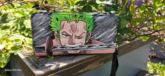 *Portafoglio Dipinto a Mano – Zoro (One Piece) 🏴☠️🎨* Porta con te lo stile dei pirati! Questo *portafoglio in ecopelle dipinto a mano* ha come soggetto principale *Zoro*, uno dei personaggi più amati del celebre anime *One Piece*. Realizzato con *colori acrilici professionali* e sigillato per garantire resistenza nel tempo, è perfetto per fan e collezionisti!