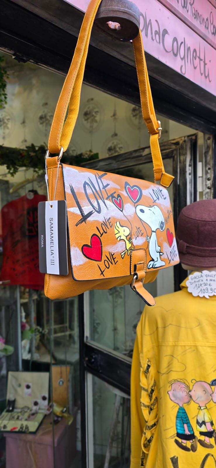 *Borsa Dipinta a Mano con Snoopy – “Love” e cuoricini – Ecopelle – Personalizzabile* 💌 *Coordinabile su richiesta:* È possibile ordinare *un portafoglio o un giacchetto abbinato* con lo stesso stile e soggetto! *Descrizione:* Questa borsa dipinta a mano celebra il dolcissimo *Snoopy*, accompagnato dalla scritta *“Love”* e tanti cuoricini ❤️🐾 Un accessorio tenero e colorato, pensato per chi vuole esprimere affetto, allegria e romanticismo con stile. • *Materiale:* Pelle/Ecopelle di alta qualità