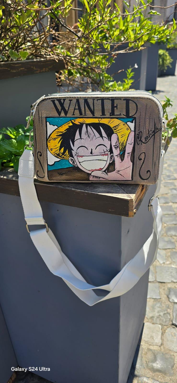 *Borsa Dipinta a Mano – Rubber Cappello di Paglia (One Piece) 🏴☠️🎨* Un accessorio unico per veri fan di One Piece! Questa *borsa in ecopelle dipinta a mano* ha come soggetto principale *Rubber (Luffy)* con il suo iconico *cappello di paglia*, simbolo di libertà e avventura. Realizzata con *colori acrilici professionali*, ogni borsa è un pezzo artigianale unico, perfett