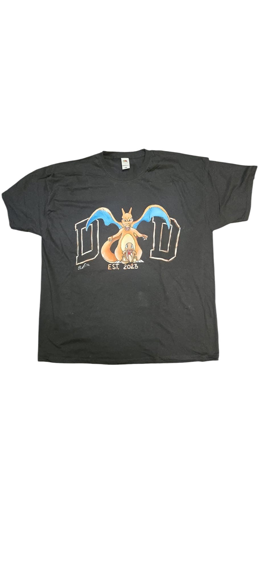 *✨ Il Soggetto: Charizard*
Indossa l'energia del Pokémon di fuoco più iconico di sempre con questa maglietta dipinta interamente a mano. Il protagonista è Charizard, riprodotto con cura nei minimi dettagli e arricchito dalle tue iniziali personalizzate, perfetto per veri allenatori e amanti dei pezzi unici da collezione.