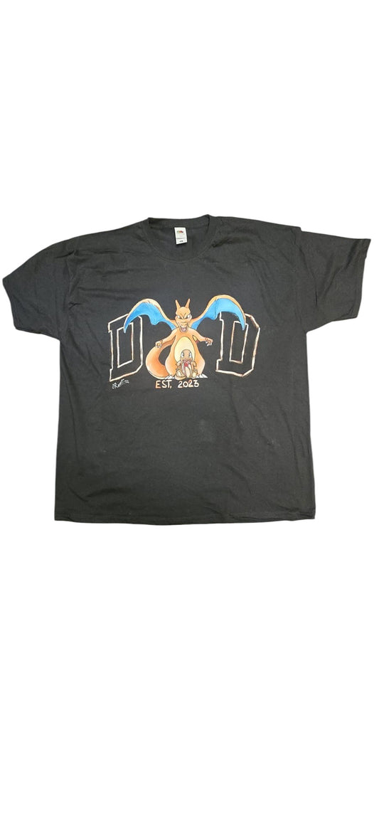 *✨ Il Soggetto: Charizard*
Indossa l'energia del Pokémon di fuoco più iconico di sempre con questa maglietta dipinta interamente a mano. Il protagonista è Charizard, riprodotto con cura nei minimi dettagli e arricchito dalle tue iniziali personalizzate, perfetto per veri allenatori e amanti dei pezzi unici da collezione.