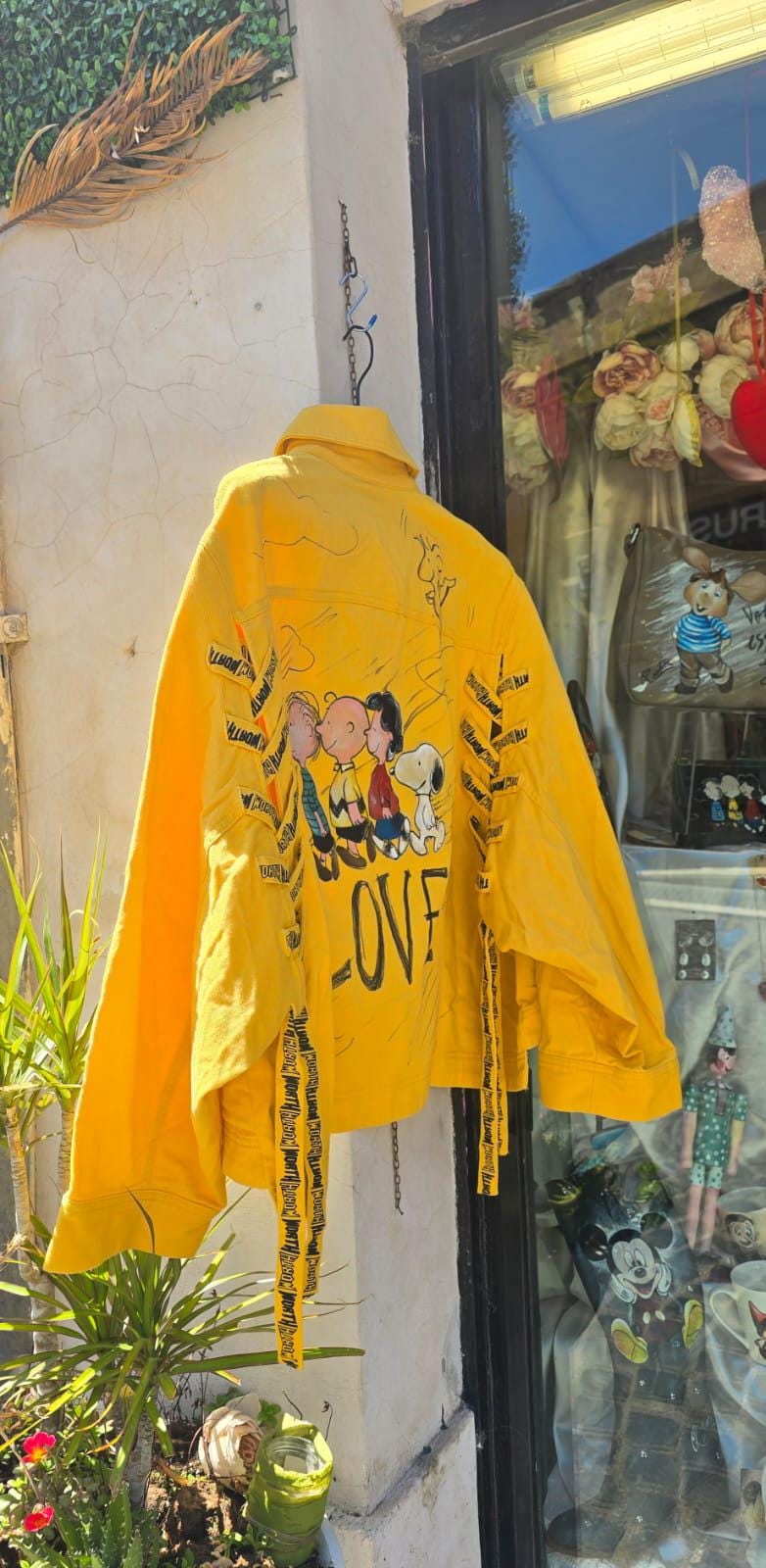 *Giacca Dipinta a Mano – Snoopy + Love ❤️🎨* Un capo originale, allegro e pieno di personalità! Questa *giacca dipinta a mano* ha come protagonista *Snoopy*, accompagnato da altri personaggi del mondo Peanuts e da una grande scritta decorativa *"LOVE"* sul retro. Perfetta per chi ama distinguersi con stile e dolcezza. 🧥 *Dettagli del prodotto:* - Giacca in jeans (disponibile anche in pelle su richiesta) - Taglia personalizzabile