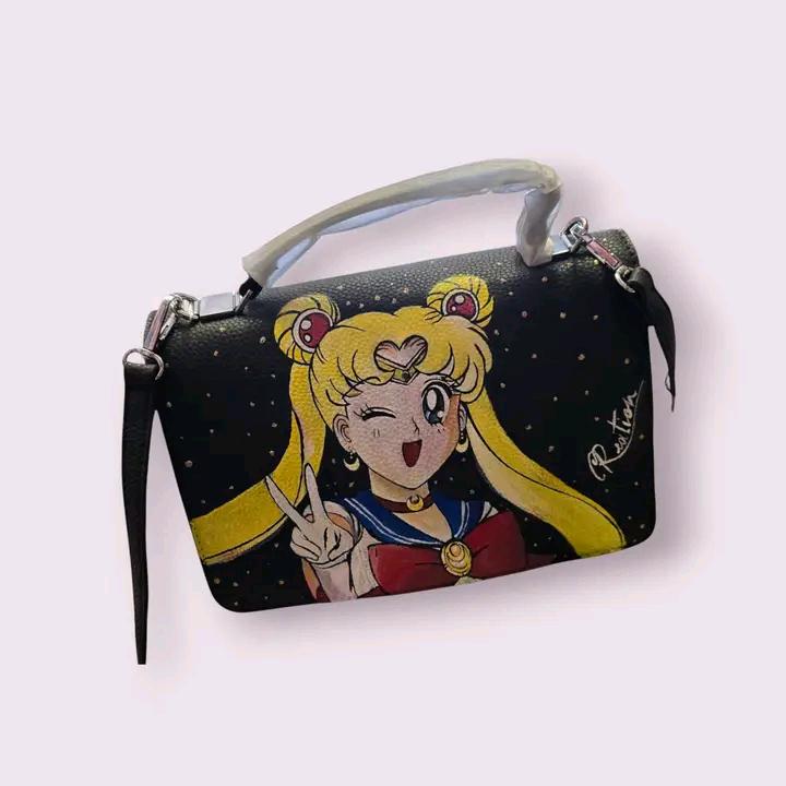 *Borsa Dipinta a Mano – Sailor Moon 🌙✨* Porta con te la magia di *Sailor Moon* con questa *borsa dipinta a mano*! 🌟 Un'ode al celebre cartone animato, realizzata con *colori acrilici di alta qualità* su *ecopelle resistente*. Ogni borsa è un'opera d'arte unica, che cattura l'essenza del personaggio di *Sailor Moon*, portando un tocco di *magia* al tuo stile quotidiano! 👜💫 🧩 *Coordinabile su richiesta:* È possibile ordinare *un portafoglio o un giacchetto perfettamente abbinato* con lo stesso stile e so