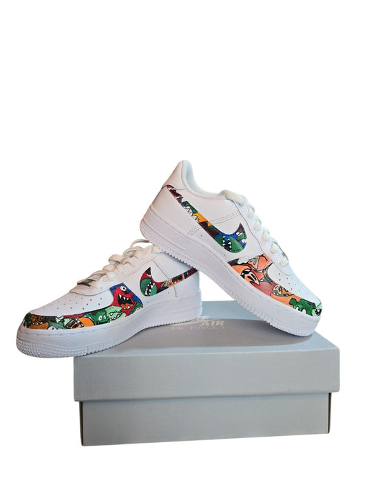 👟 Nike Air Force 1 Dipinte a Mano – Tema Mostriciattoli Colorati 🎨👾 Un’esplosione di colori, stile e originalità! Queste *Nike Air Force 1* sono *dipinte interamente a mano* con un disegno unico di *mostriciattoli cartoon*, perfette per chi ama distinguersi e portare ai piedi un’opera d’arte. Ogni dettaglio è curato con precisione artigianale. 🎨✨ 🧩 *Coordinabile su richiesta:* È possibile ordinare *un portafoglio , una borsa o un giacchetto perfettamente abbinato* con lo stesso stile e soggetto ! 