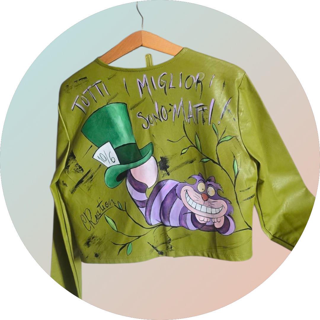 "Giacca Dipinta a Mano – Stregatto + Frase “Tutti i migliori sono matti”* 🎨🧥🐾 Giacca donna *taglia M/L*, realizzata e *dipinta interamente a mano*, con protagonista il celebre *Stregatto* e la frase iconica *“Tutti i migliori sono matti”*. Un capo originale, creativo e perfetto per chi ama distinguersi con stile. 🧥 *Taglia*: M/L donna 🎨 Ogni giacca è un pezzo unico, dipinto artigianalmente 📦 Disponibilità: - Pronta consegna se disponibili in negozio - In caso di vendita in negozio, verrà realizzato un