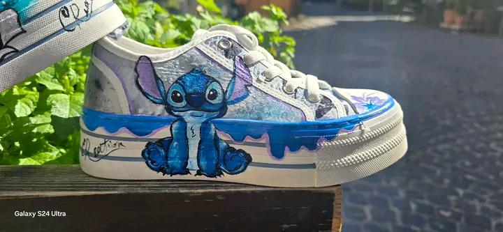*Scarpe Dipinte a Mano – Tema Stitch* 🎨👟 Per chi ama l’arte e i personaggi iconici, queste scarpe personalizzate con Stitch, il simpatico protagonista del famoso cartone animato, sono il tocco perfetto per distinguersi! Ogni paio è interamente dipinto a mano con colori acrilici di alta qualità e sigillato per garantire resistenza e durata nel tempo. 🖌️ *Dettagli del prodotto:* - Scarpe personalizzate a mano - Tema: Stitch - Colori acrilici professionali + finitura protettiva - Possibilità di realizzare s