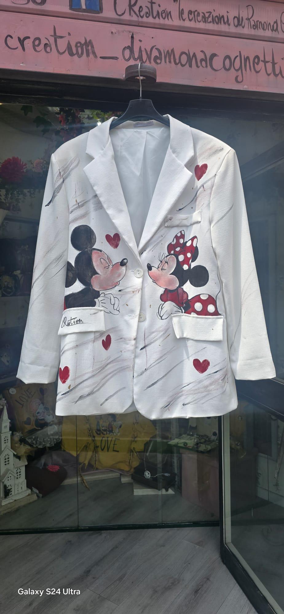 *Giacca Donna Dipinta a Mano – Minnie &amp; Topolino* 🎨👩🎨 Giacca in taglia unica, perfetta per rendere il tuo outfit unico e originale! Dipinta interamente a mano con amore e cura nei dettagli, presenta come soggetto principale una dolcissima scena di *Minnie e Topolino*, simbolo intramontabile di amore e complicità. ❤️🐭🎀 🧥 *Taglia unica* (vestibilità comoda) 🎨 Ogni giacca è un pezzo unico: possono esserci piccole variazioni che rendono il tuo capo ancora più speciale! 📦 Disponibilità: - Pronta cons