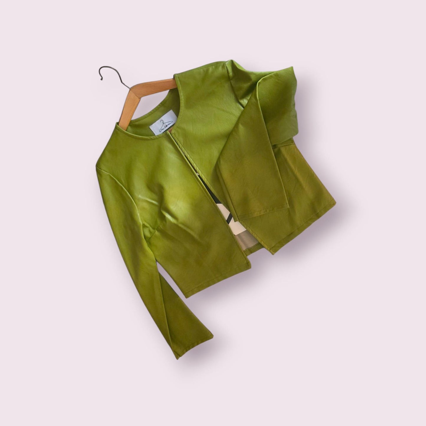 "Giacca Dipinta a Mano – Stregatto + Frase “Tutti i migliori sono matti”* 🎨🧥🐾 Giacca donna *taglia M/L*, realizzata e *dipinta interamente a mano*, con protagonista il celebre *Stregatto* e la frase iconica *“Tutti i migliori sono matti”*. Un capo originale, creativo e perfetto per chi ama distinguersi con stile. 🧥 *Taglia*: M/L donna 🎨 Ogni giacca è un pezzo unico, dipinto artigianalmente 📦 Disponibilità: - Pronta consegna se disponibili in negozio - In caso di vendita in negozio, verrà realizzato un