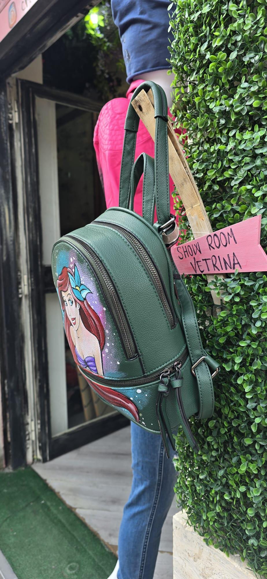 Zainetto Dipinto a Mano – Ariel La Sirenetta – Zaino Unico e Personalizzato *Descrizione:* 🎨 Zainetto artigianale dipinto interamente a mano, ispirato alla magia della Sirenetta! Il soggetto principale è Ariel, con colori intensi, dettagli curati e uno stile fiabesco perfetto per chi ama il mare e le storie incantate. 👜 *Caratteristiche:* • Realizzato in pelle/ecopelle di alta qualità • Dipinto a mano con colori acrilici professionali, resistenti e durevoli • Spazioso, comodo, con tasche interne e chiusur