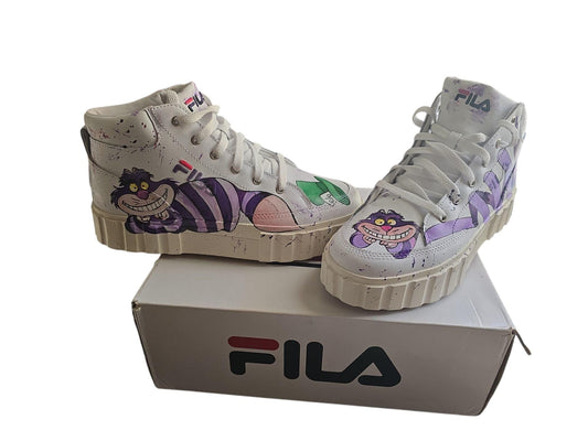 *Scarpe Fila Dipinte a Mano – Tema Stregatto di Alice 🐱✨* 🧩 *Coordinabile su richiesta:* È possibile ordinare *un portafoglio , una borsa o un giacchetto perfettamente abbinato* con lo stesso stile e soggetto ! Scarpe Fila alte dipinte interamente a mano con il celebre *Stregatto* di “Alice nel Paese delle Meraviglie