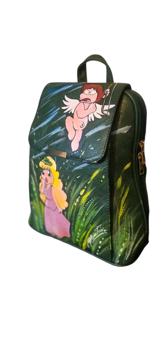 Borsa dipinta a mano – Personaggio Pollon | Cartone vintage anni ‘80 | Personalizzabile | Idea regalo originale 🎨 *Borsa artigianale dipinta a mano* con il soggetto iconico di *Pollon*, la simpatica dea pasticciona che ha fatto sognare intere generazioni! Un omaggio divertente e nostalgico agli amanti dei *cartoni vintage anni ‘80*.