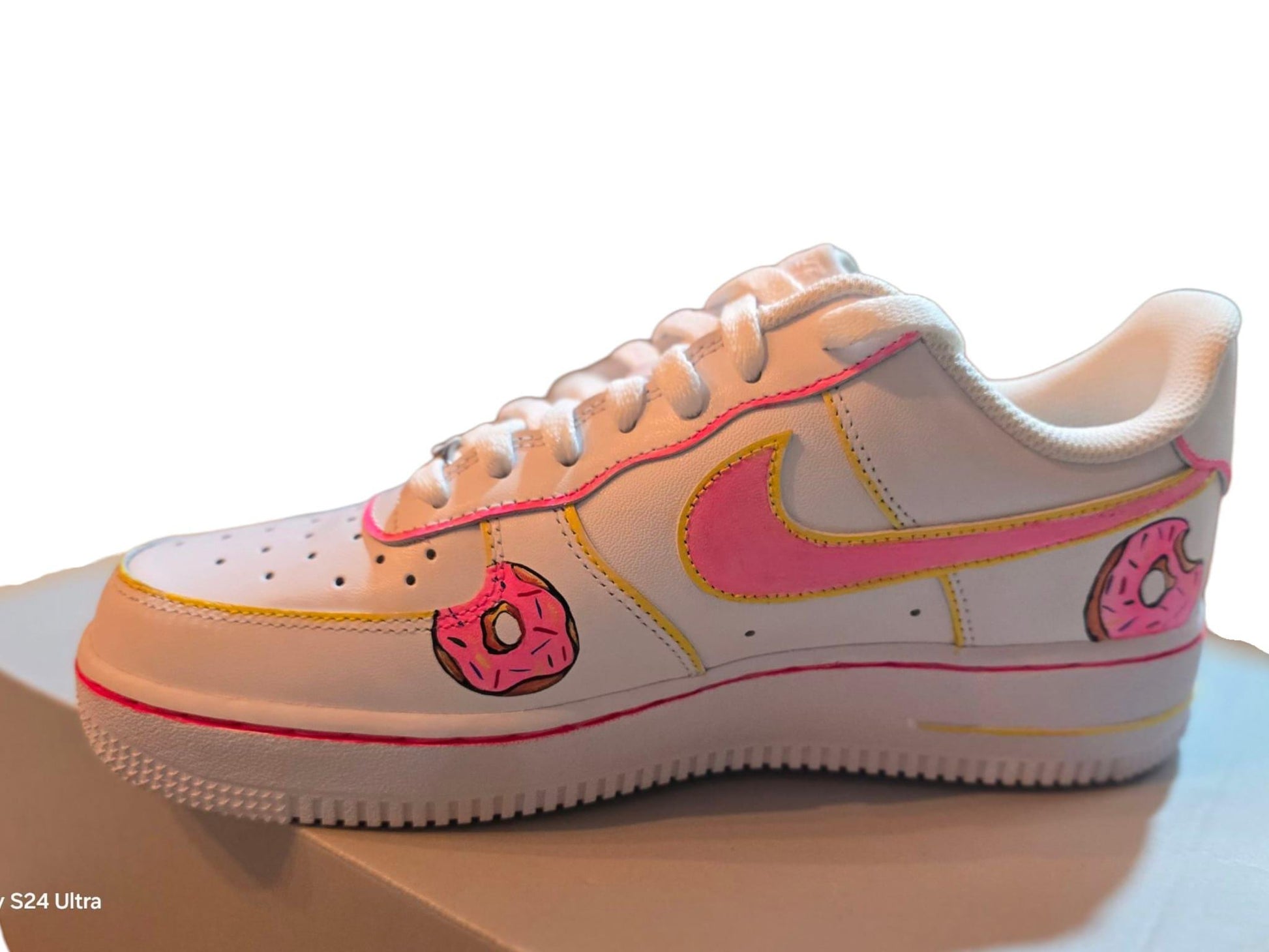 *Nike Air Force 1 Personalizzate – Tema The Simpsons 👟🎨* Per chi ama l’ironia, i colori e l’inconfondibile stile dei Simpson, queste *Nike Air Force 1 dipinte a mano* sono il pezzo perfetto! Personalizzate con i *personaggi iconici della serie* (Homer, Bart, Lisa, ecc.), ogni scarpa è un'opera artigianale realizzata con *colori acrilici di alta qualità* e sigillata per durare nel tempo.