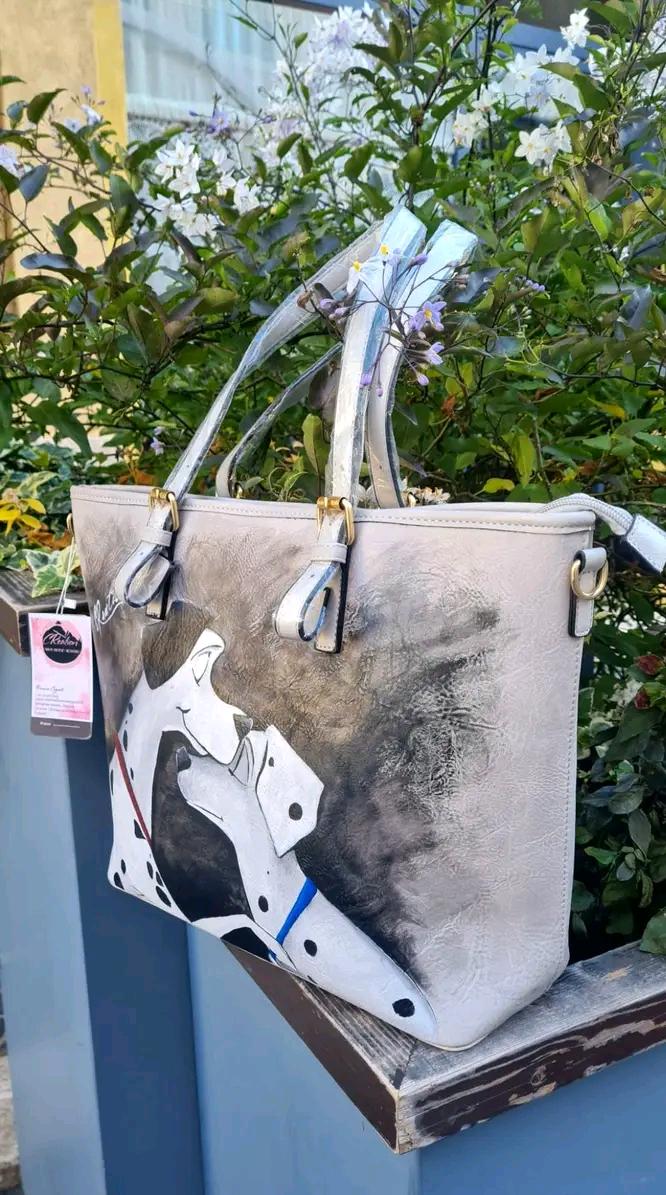 Borsa Dipinta a Mano - Pongo &amp; Misses (La Carica dei 101) | Accessorio Unico per Amanti Disney ✨ Un pezzo unico per chi ama le storie di amicizia e amore Disney! ✨ 🧩 *Coordinabile su richiesta:* È possibile ordinare *un portafoglio o un giacchetto perfettamente abbinato* con lo stesso stile e soggetto ! Questa borsa di grandi dimensioni, spaziosa e comoda, è dipinta a mano con colori acrilici resistenti e raffigura Pongo e Misses, i due iconici dalmata protagonisti de La Carica dei 101! Un accessorio p