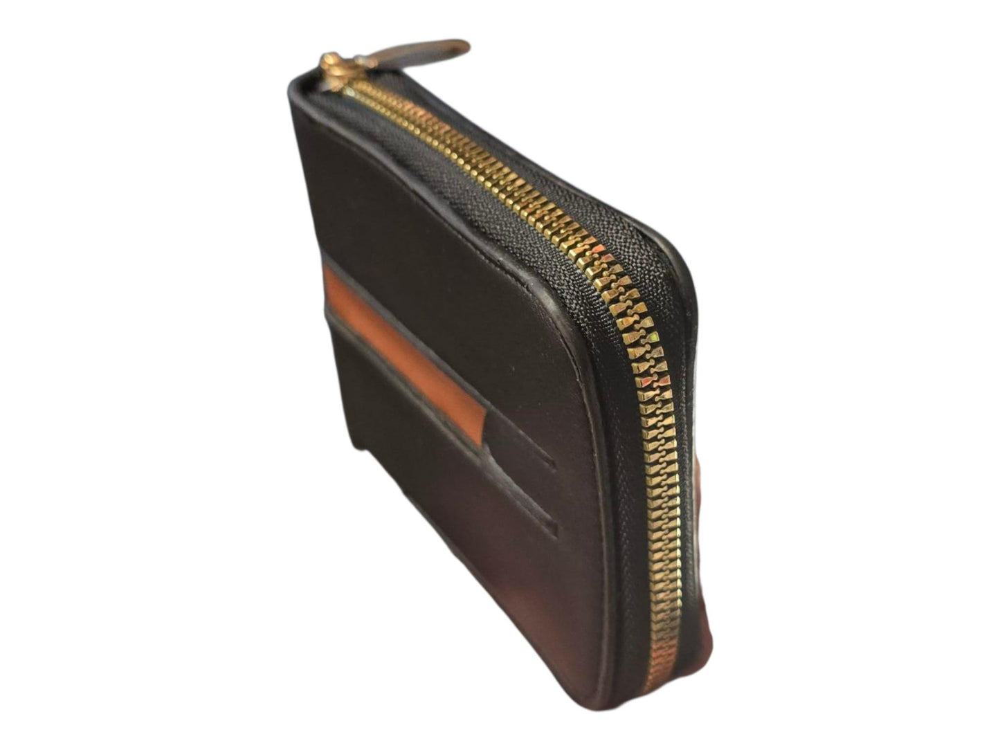 *Titolo:* Portafoglio dipinto a mano – Homer Simpson *Descrizione:* 🎨 Portafoglio artigianale dipinto interamente a mano con protagonista *Homer Simpson*, per chi ama i personaggi iconici e desidera un accessorio unico e originale. 🟡 Realizzato su base in ecopelle/pelle, pratico e resistente, perfetto per un regalo creativo o per chi ama distinguersi. ✨ Personalizzabile su richiesta con nome, frasi o personaggi aggiuntivi. 📦 Disponibilità: - Pronta consegna se disponibili in negozio - In caso di vendita 