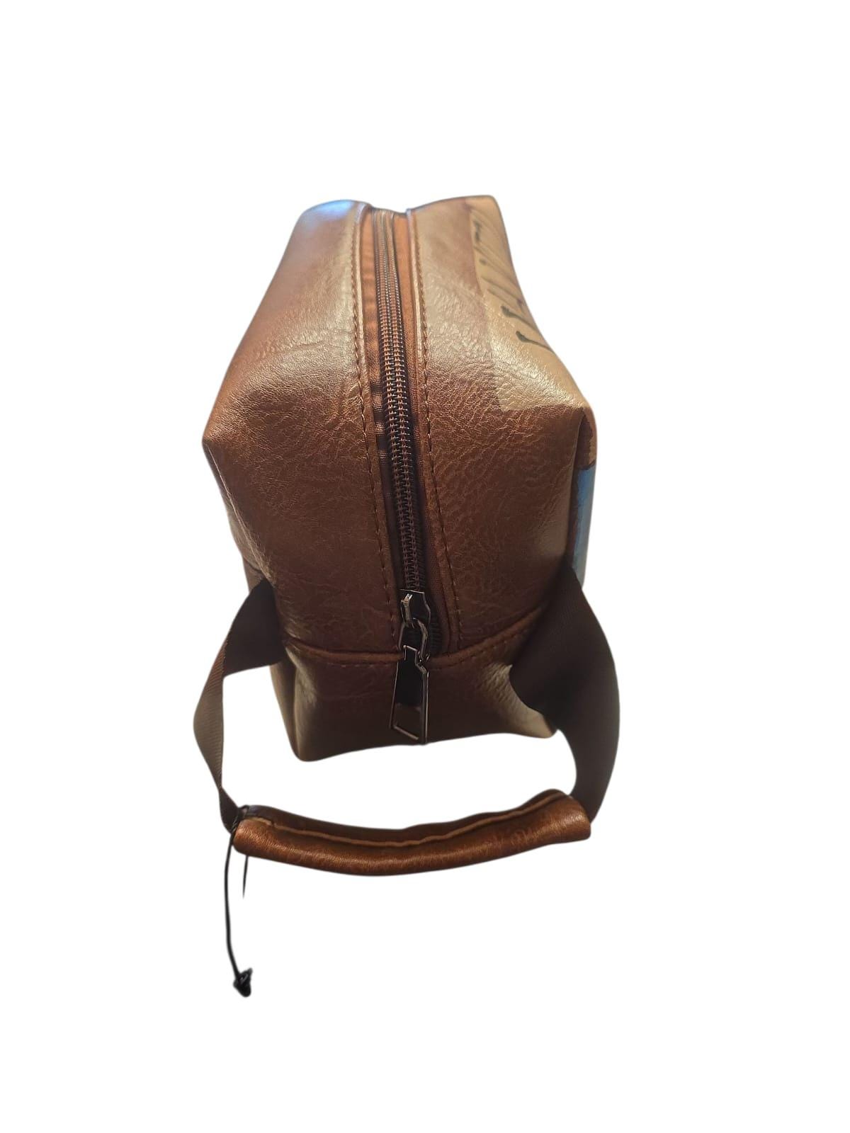 *Pochette Uomo One Piece – Luffy Rubber "Wanted" – Accessorio Anime Dipinto a Mano* --- *📄 Descrizione:* Pochette da uomo dipinta interamente a mano con soggetto principale *Luffy* di *One Piece* in versione *Rubber*, accompagnato dalla celebre scritta *"Wanted"*. Un pezzo unico per veri appassionati di anime e manga! ✔️ *Materiale*: ecopelle/pelle di alta qualità 🎨 *Colori*: acrilici professionali resistenti all’acqua e al tempo