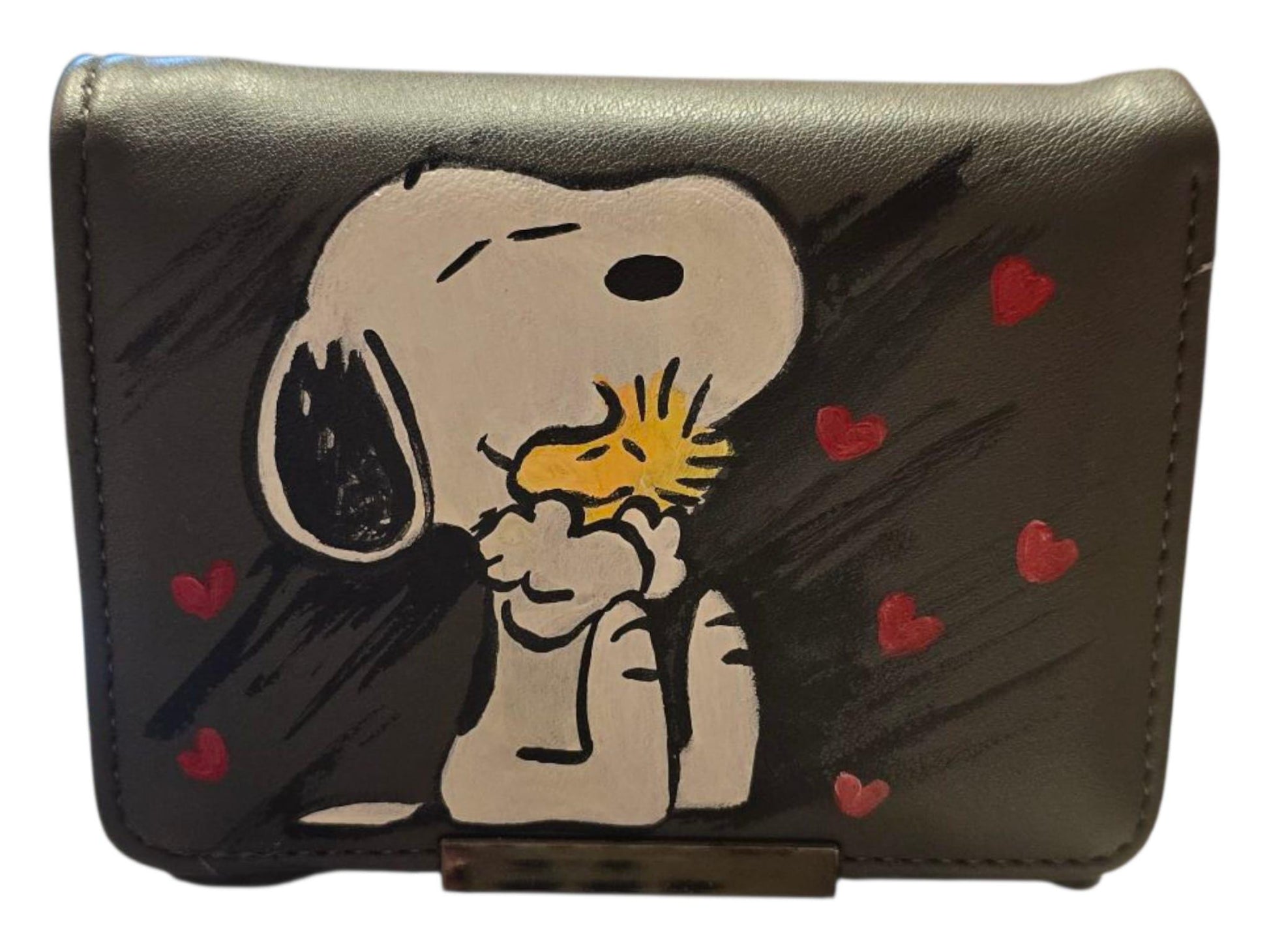*Portafoglio Dipinto a Mano – Snoopy &amp; Woodstock ❤️🎨* Un portafoglio dolcissimo e originale con protagonista *Snoopy*, il celebre cane dei Peanuts, insieme al suo inseparabile amico *Woodstock*, circondati da cuoricini rossi. Realizzato in ecopelle e *dipinto interamente a mano* con colori acrilici professionali, è perfetto per chi ama distinguersi con stile e tenerezza