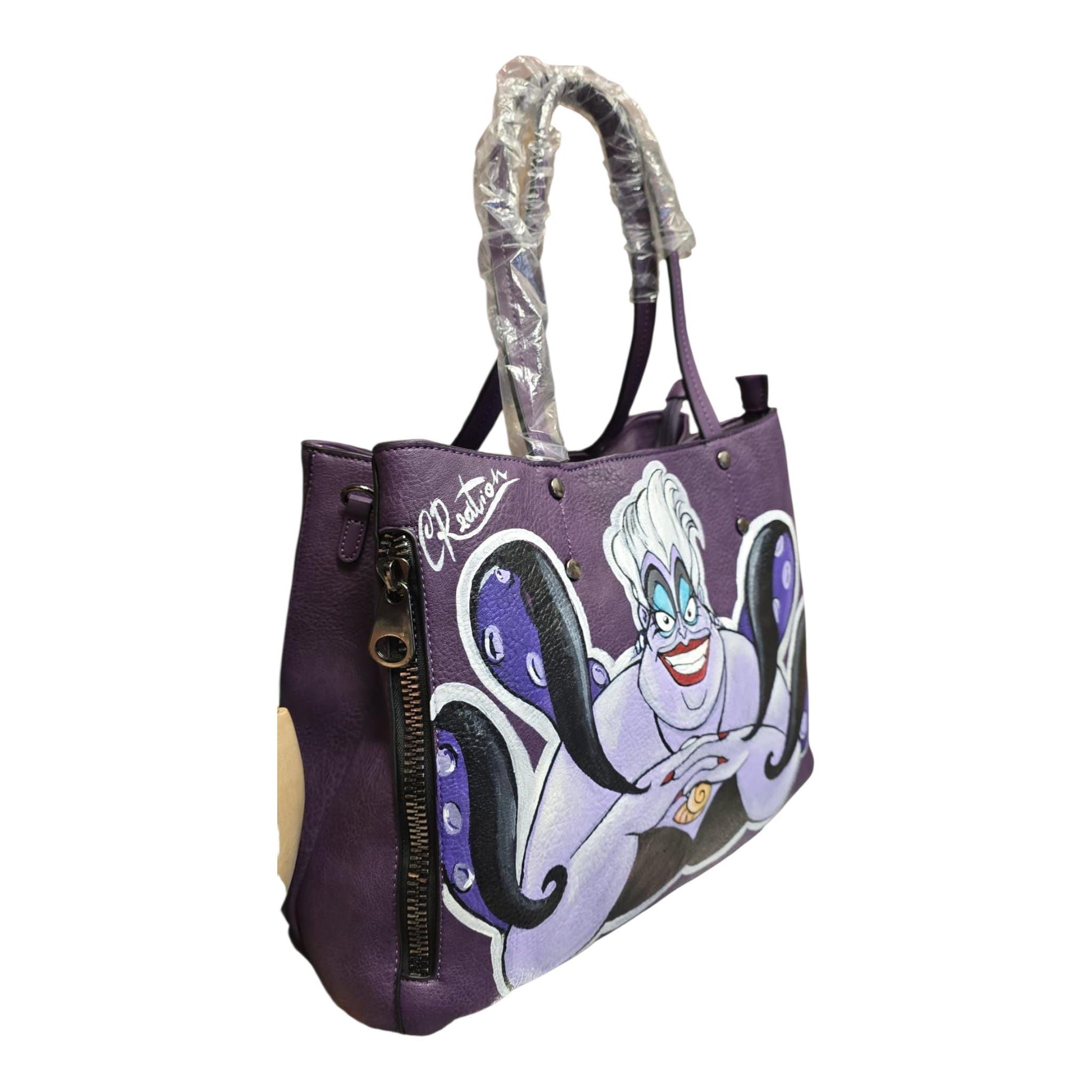 *Borsa Dipinta a Mano – Ursula (La Sirenetta) –Pelle Ecopelle – Personalizzabile* 🧜♀️ *Coordinabile su richiesta:* Posso realizzare un *portafoglio, giacchetto o altro accessorio abbinato* con lo stesso stile e soggetto! *Descrizione:* Questa borsa dipinta a mano rende omaggio a *Ursula*, l'iconica antagonista de *La Sirenetta*. Un accessorio grintoso, artistico e dal forte impatto visivo, perfetto per chi ama i personaggi audaci e vuole distinguersi con stile