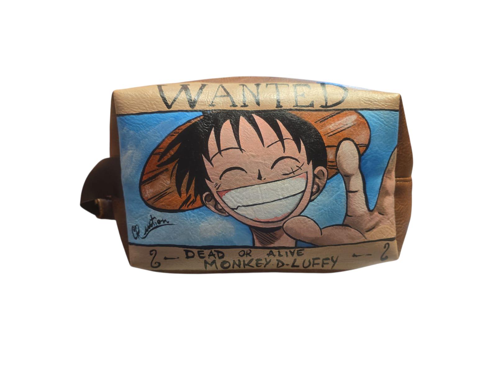 *Pochette Uomo One Piece – Luffy Rubber "Wanted" – Accessorio Anime Dipinto a Mano* --- *📄 Descrizione:* Pochette da uomo dipinta interamente a mano con soggetto principale *Luffy* di *One Piece* in versione *Rubber*, accompagnato dalla celebre scritta *"Wanted"*. Un pezzo unico per veri appassionati di anime e manga! ✔️ *Materiale*: ecopelle/pelle di alta qualità 🎨 *Colori*: acrilici professionali resistenti all’acqua e al tempo