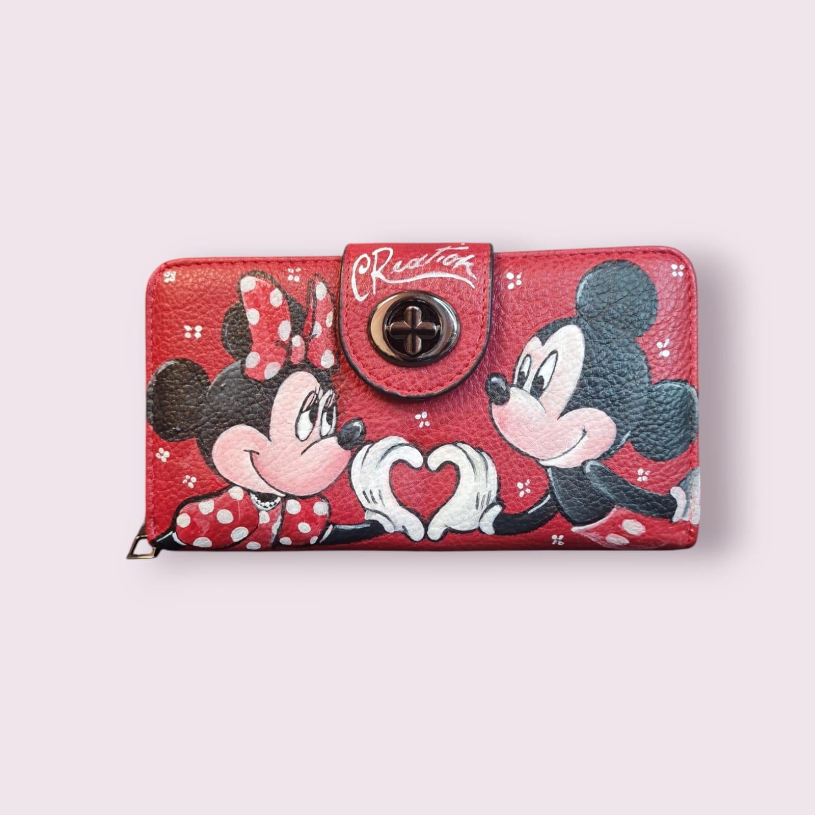 Portafoglio dipinto a mano "Minnie &amp; Topolino" *Portafoglio Dipinto a Mano – Topo Gigio con Frase Celebre "Volevo Essere un Duro"* Questo portafoglio artigianale è un pezzo unico, dipinto a mano con la celebre immagine di Topo Gigio e la frase "Volevo essere un duro", ispirata a una canzone iconica di Sanremo. Realizzato in *ecopelle* di alta qualità, ogni portafoglio è personalizzato con colori acrilici resistenti